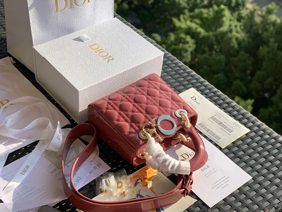Top upgraded version💰2000 size 20x16.5x8CM patent leather 4 grid overseas channels! Original raw materials, absolutely good quality! The Dior three-lattice patent leather Diana bag is something you must buy every time you hit the bag! This hibiscus pink color is a new color. It is similar to a dry rose color in real life. It is beautiful and gentle, and the patent leather model will give people a feeling of sparkling nobility. The surface of the bag is sparkling and looks amazing. It is simply a standard bag for "heroines". Compared with sheepskin or nubuck leather, patent leather will be more eye-catching!