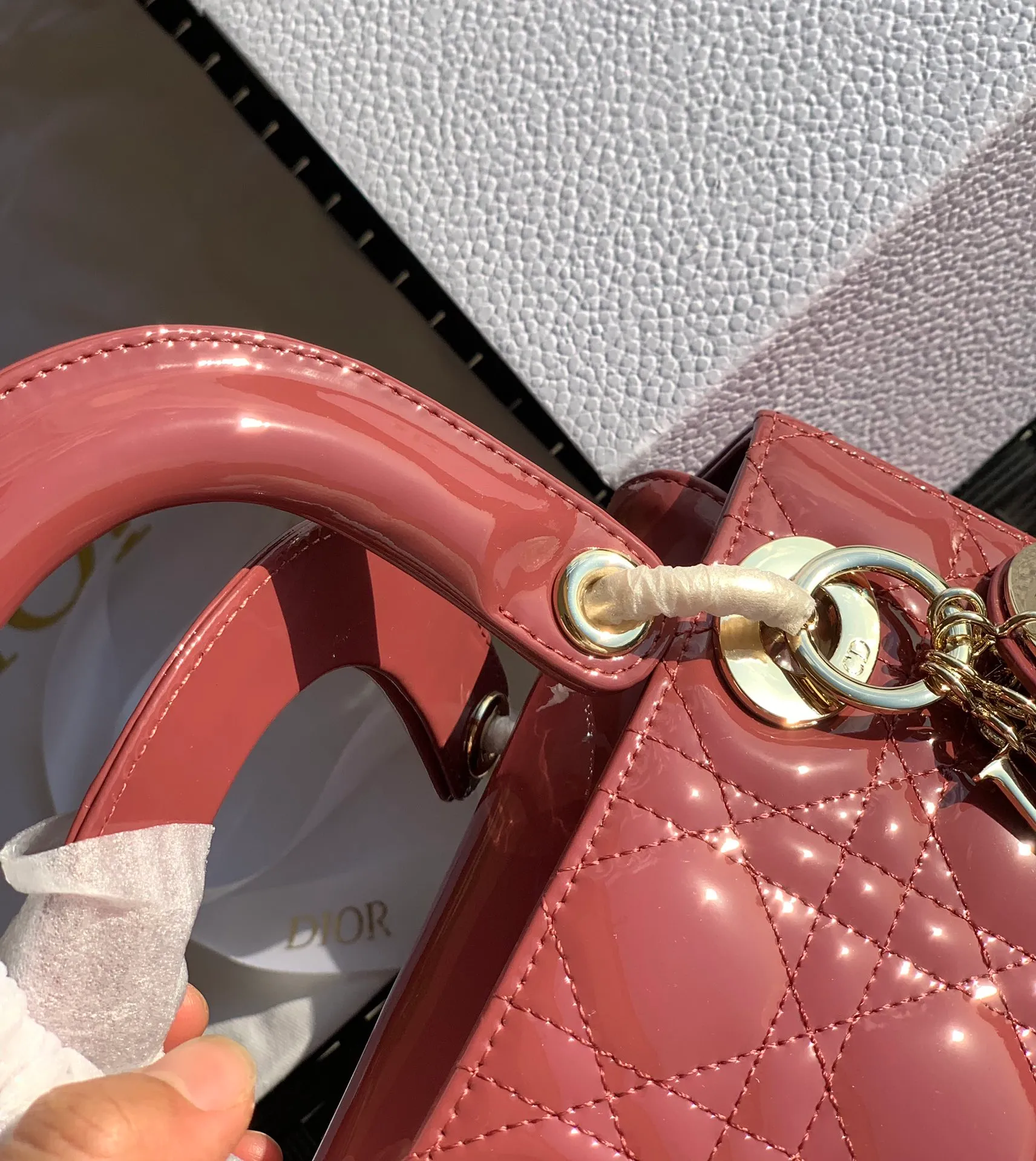 Top upgraded version💰2000 size 20x16.5x8CM patent leather 4 grid overseas channels! Original raw materials, absolutely good quality! The Dior three-lattice patent leather Diana bag is something you must buy every time you hit the bag! This hibiscus pink color is a new color. It is similar to a dry rose color in real life. It is beautiful and gentle, and the patent leather model will give people a feeling of sparkling nobility. The surface of the bag is sparkling and looks amazing. It is simply a standard bag for "heroines". Compared with sheepskin or nubuck leather, patent leather will be more eye-catching!