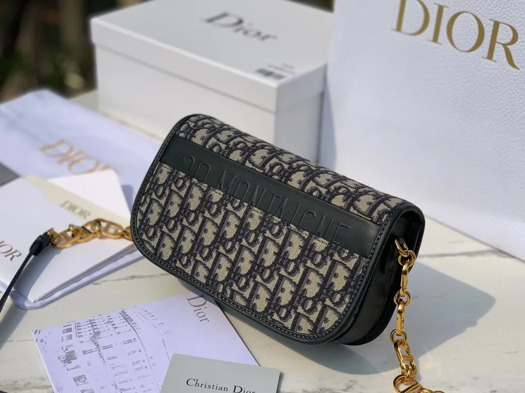 ❗️❗️❗️Free shipping with SF for year-end events❗️❗️❗️💰1500 Size 22.5✖️12.5✖️6.5 Dior 30Montaigne Avenue Armpit chain bag, the latest model in 2023, this bag can not only be used as an armpit bag, but also can be carried on the shoulder or cross-body. The retro chain interprets a multi-faceted style. The overall bag has a chilled silhouette and smart curves to outline contemporary fashion. The CD connector of the chain part uses an enamel buckle, which can be said to be exquisite. This bag not only has sufficient capacity, but also has good looks. It can be paired with a silk scarf to slightly enhance your temperament and taste!