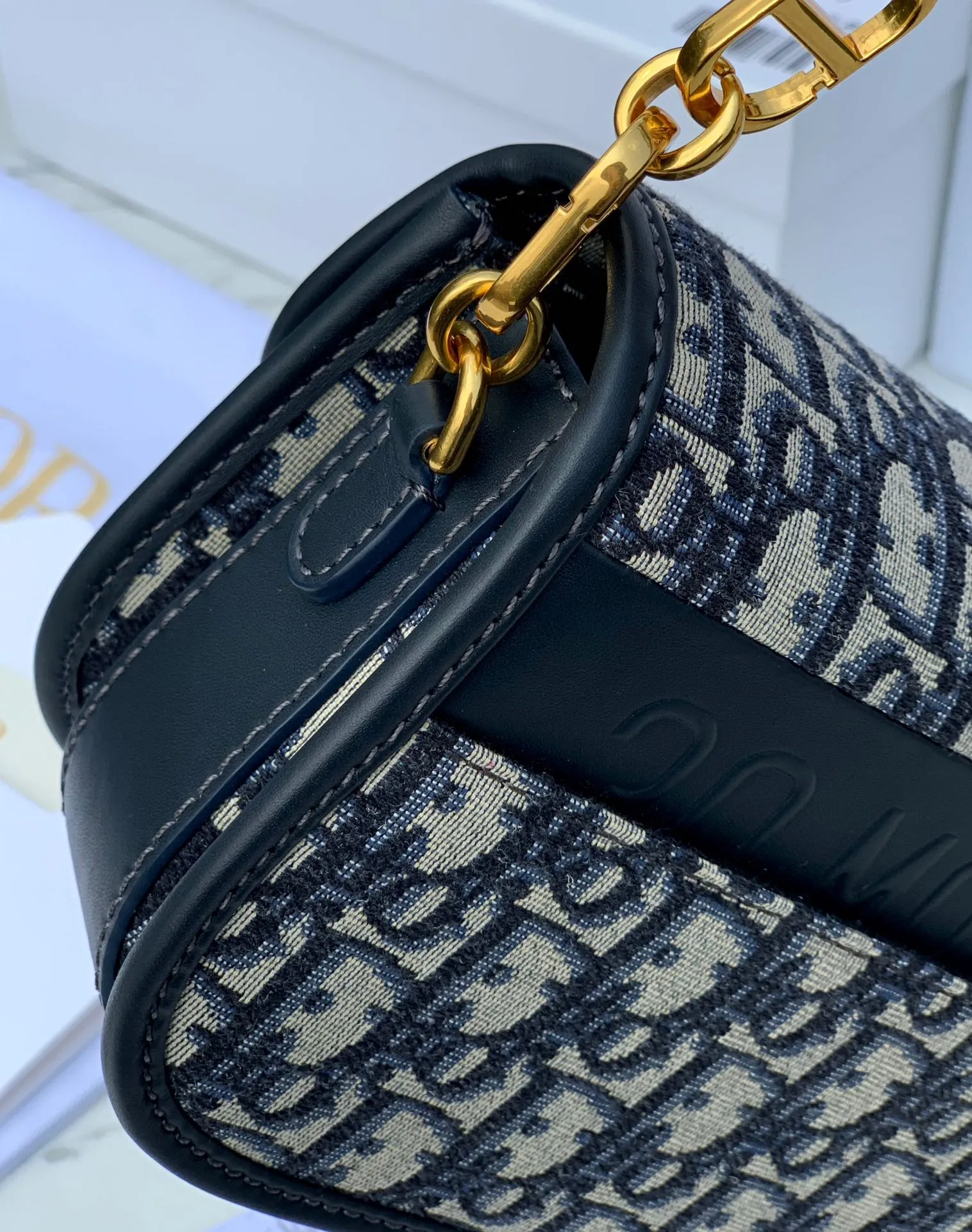 ❗️❗️❗️Free shipping with SF for year-end events❗️❗️❗️💰1500 Size 22.5✖️12.5✖️6.5 Dior 30Montaigne Avenue Armpit chain bag, the latest model in 2023, this bag can not only be used as an armpit bag, but also can be carried on the shoulder or cross-body. The retro chain interprets a multi-faceted style. The overall bag has a chilled silhouette and smart curves to outline contemporary fashion. The CD connector of the chain part uses an enamel buckle, which can be said to be exquisite. This bag not only has sufficient capacity, but also has good looks. It can be paired with a silk scarf to slightly enhance your temperament and taste!