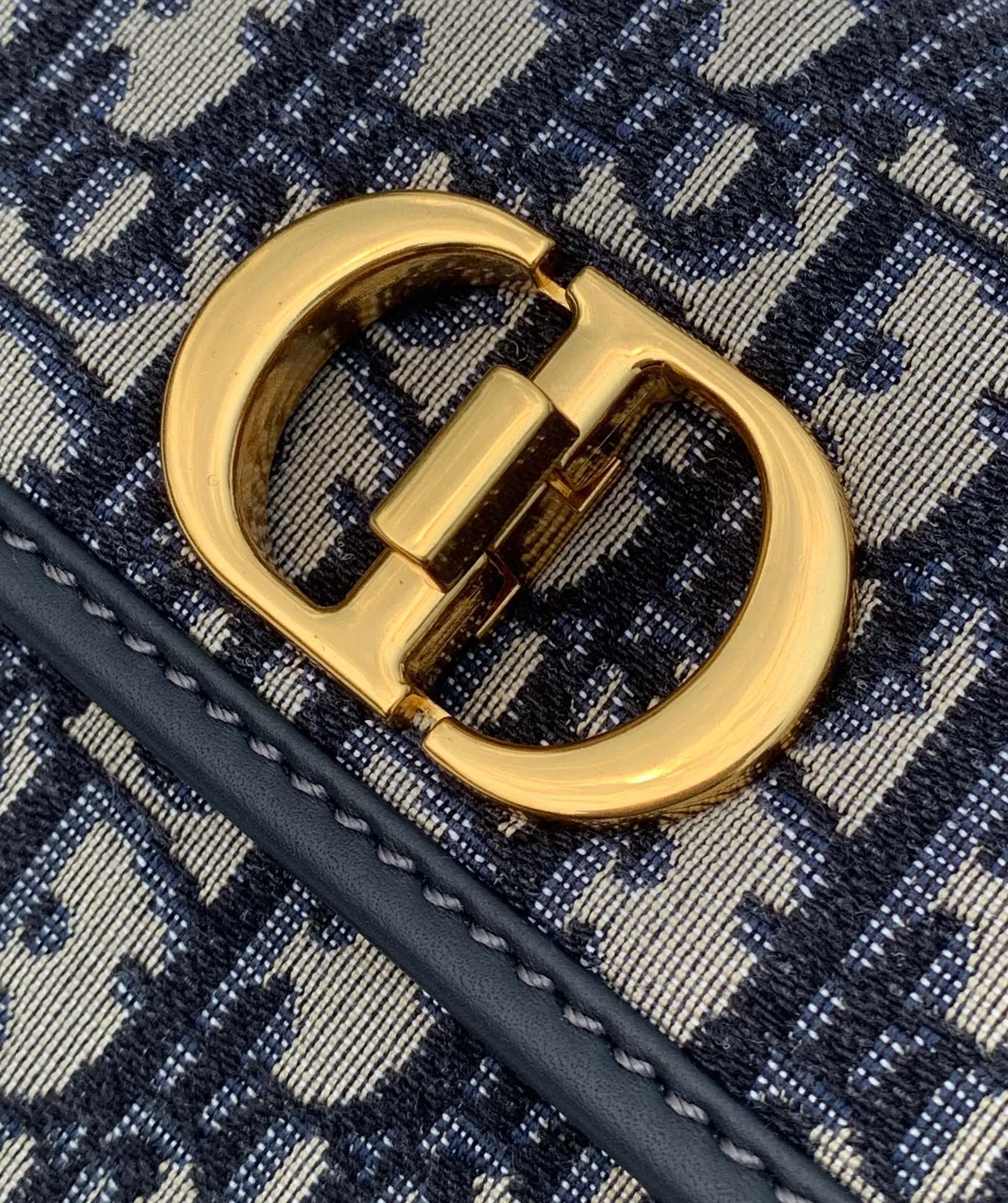 ❗️❗️❗️Free shipping with SF for year-end events❗️❗️❗️💰1500 Size 22.5✖️12.5✖️6.5 Dior 30Montaigne Avenue Armpit chain bag, the latest model in 2023, this bag can not only be used as an armpit bag, but also can be carried on the shoulder or cross-body. The retro chain interprets a multi-faceted style. The overall bag has a chilled silhouette and smart curves to outline contemporary fashion. The CD connector of the chain part uses an enamel buckle, which can be said to be exquisite. This bag not only has sufficient capacity, but also has good looks. It can be paired with a silk scarf to slightly enhance your temperament and taste!