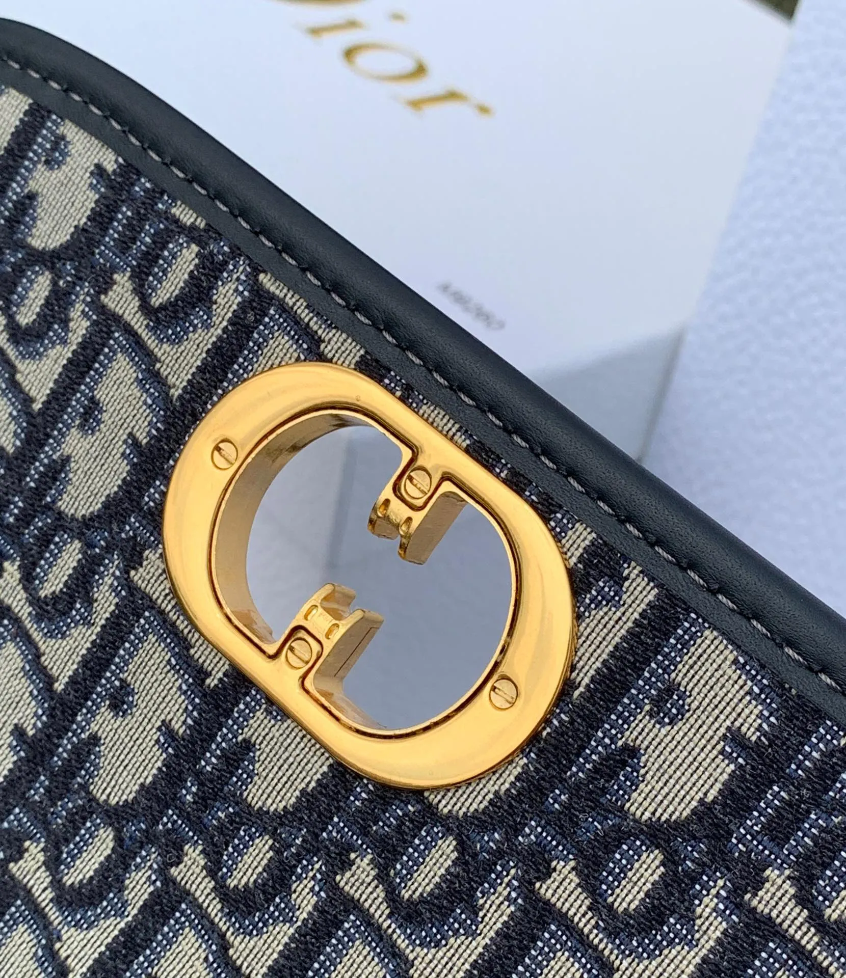 ❗️❗️❗️Free shipping with SF for year-end events❗️❗️❗️💰1500 Size 22.5✖️12.5✖️6.5 Dior 30Montaigne Avenue Armpit chain bag, the latest model in 2023, this bag can not only be used as an armpit bag, but also can be carried on the shoulder or cross-body. The retro chain interprets a multi-faceted style. The overall bag has a chilled silhouette and smart curves to outline contemporary fashion. The CD connector of the chain part uses an enamel buckle, which can be said to be exquisite. This bag not only has sufficient capacity, but also has good looks. It can be paired with a silk scarf to slightly enhance your temperament and taste!