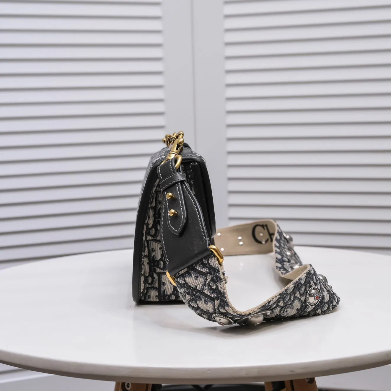 💰420￥shoulder strap style🔥 🔥‼ Original development! ! Every detail has been spared... 🎏DIOR OBLIQUE flip-top small handbag🎊🎏Iconic canvas with smooth calfskin details🎊👉With vintage gold metal lock 👉Vintage gold metal belt "CD" detachable chain strap👉Can be carried on the shoulder or crossbody🎯Model: 9902🎯Size: 24*16*8🎯Quality upgrade