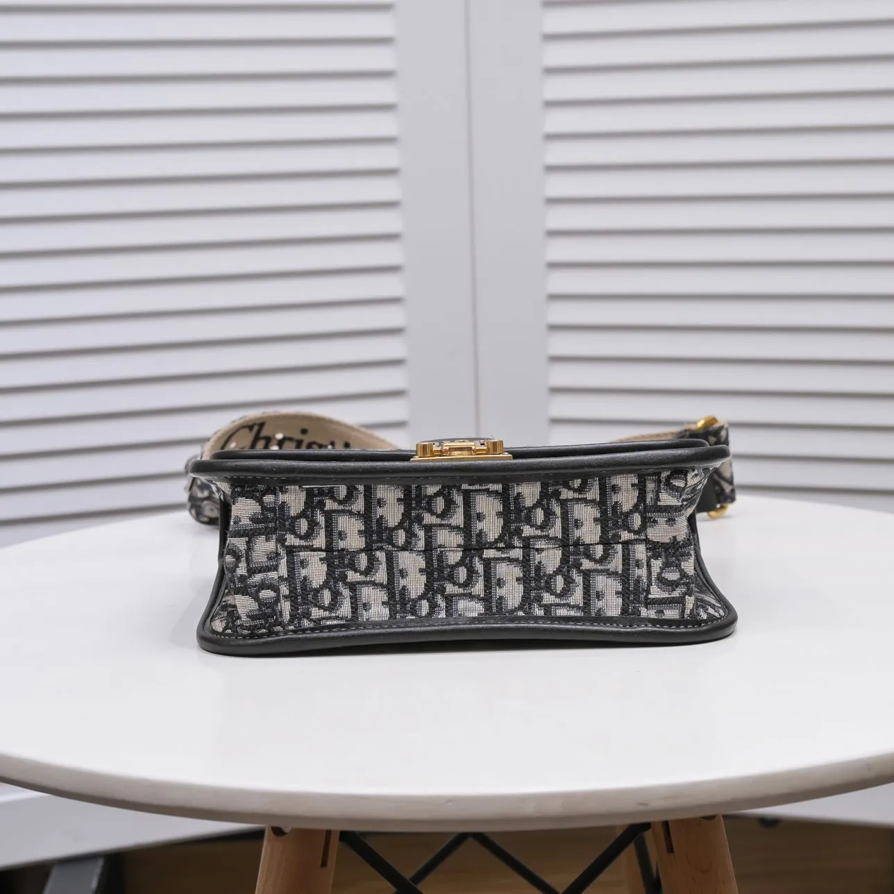 💰420￥shoulder strap style🔥 🔥‼ Original development! ! Every detail has been spared... 🎏DIOR OBLIQUE flip-top small handbag🎊🎏Iconic canvas with smooth calfskin details🎊👉With vintage gold metal lock 👉Vintage gold metal belt "CD" detachable chain strap👉Can be carried on the shoulder or crossbody🎯Model: 9902🎯Size: 24*16*8🎯Quality upgrade