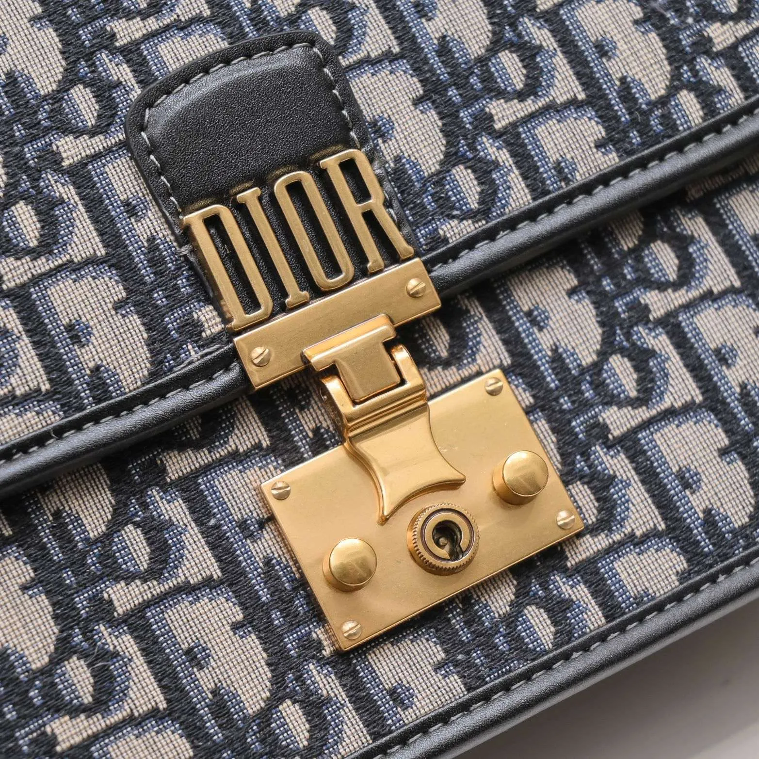 💰420￥shoulder strap style🔥 🔥‼ Original development! ! Every detail has been spared... 🎏DIOR OBLIQUE flip-top small handbag🎊🎏Iconic canvas with smooth calfskin details🎊👉With vintage gold metal lock 👉Vintage gold metal belt "CD" detachable chain strap👉Can be carried on the shoulder or crossbody🎯Model: 9902🎯Size: 24*16*8🎯Quality upgrade