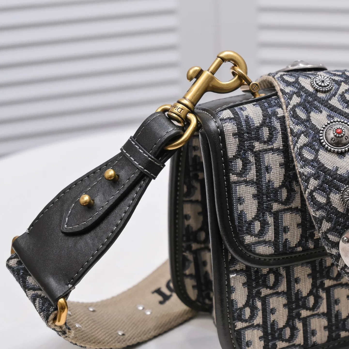 💰420￥shoulder strap style🔥 🔥‼ Original development! ! Every detail has been spared... 🎏DIOR OBLIQUE flip-top small handbag🎊🎏Iconic canvas with smooth calfskin details🎊👉With vintage gold metal lock 👉Vintage gold metal belt "CD" detachable chain strap👉Can be carried on the shoulder or crossbody🎯Model: 9902🎯Size: 24*16*8🎯Quality upgrade