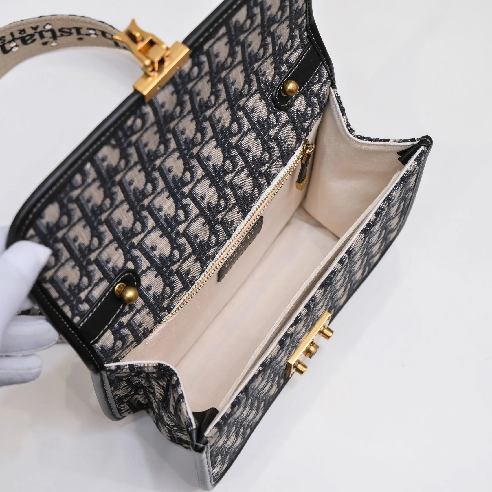 💰420￥shoulder strap style🔥 🔥‼ Original development! ! Every detail has been spared... 🎏DIOR OBLIQUE flip-top small handbag🎊🎏Iconic canvas with smooth calfskin details🎊👉With vintage gold metal lock 👉Vintage gold metal belt "CD" detachable chain strap👉Can be carried on the shoulder or crossbody🎯Model: 9902🎯Size: 24*16*8🎯Quality upgrade