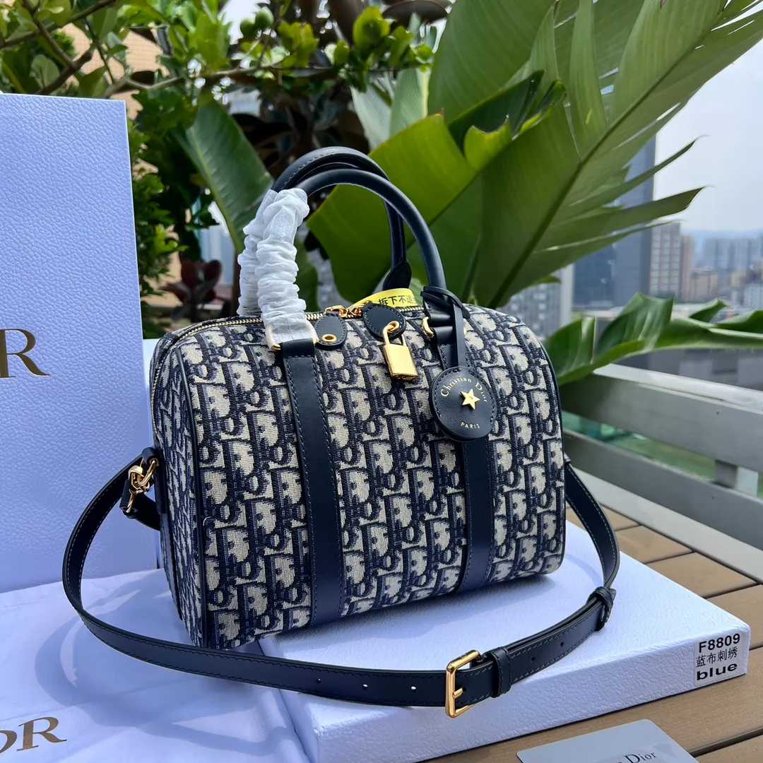 ❗️❗️❗️Free shipping with SF Express for year-end event❗️❗️❗️💰1600 Size: 25×19×16cm Dior overseas channel resources specially provide Boston 25cm handbag❗️ This Dior Groove 25 handbag is a new product of the 2024 winter ready-to-wear series. Designed by Maria Grazia Chiuri, it is elegant and fashionable. Crafted from blue Oblique print fabric, the leather key pouch is uniquely embellished with the Christian Dior 💰aris signature and embellished with gold-finished stars. The zippered padlock opens with a key, and the spacious compartments feature a slip pocket and a zippered pocket for everyday essentials. Featuring a leather top handle and adjustable and removable shoulder strap, it can be worn by hand, over the shoulder or cross-body, making it the ideal bag for everyday looks.
