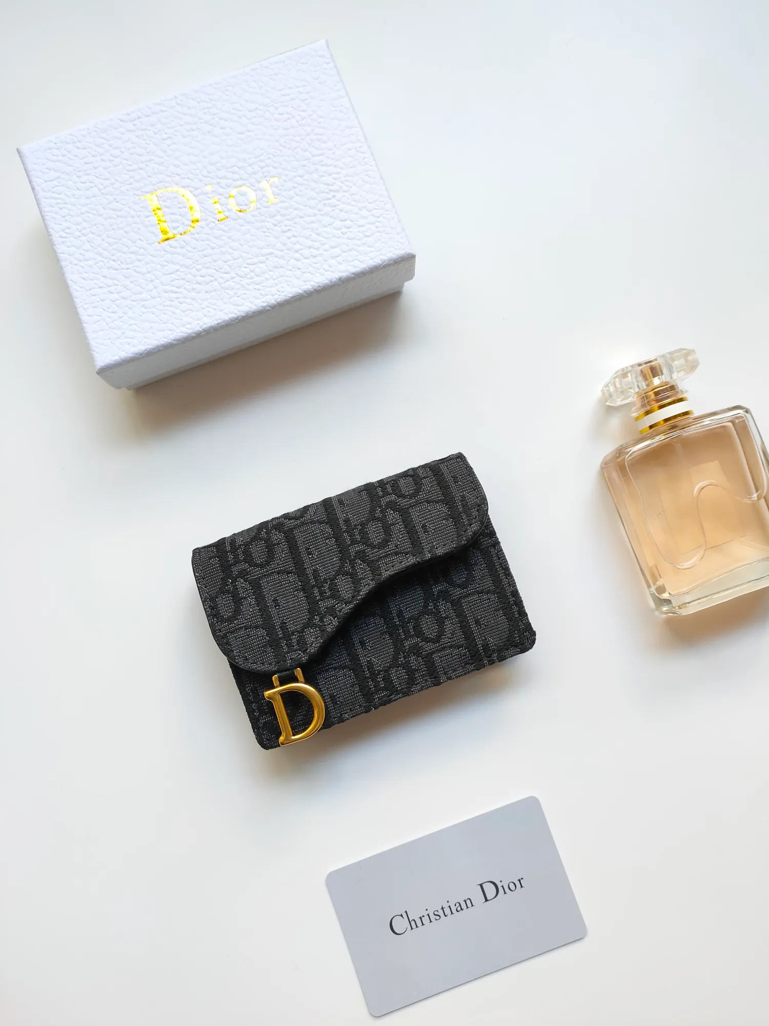 ￥110🌹This Dior saddle flip card holder is practical and compact👍🏻It can replace the traditional saddle wallet🎉Made of Dior Oblique printed fabric with sheepskin. It is made with exquisite craftsmanship and is durable❤️It has a spacious main compartment with 2 patch pockets and 2 card slots, which can store cash, bills and cards. Can be paired with other pieces from the saddle collection for an elegant look. Style number: S5611 Size: 11*7.5*2.5cm