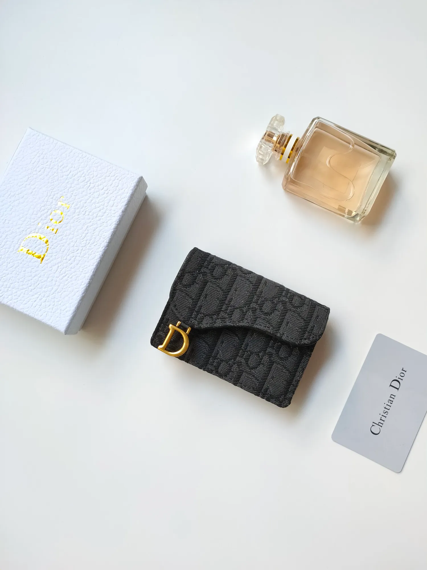 ￥110🌹This Dior saddle flip card holder is practical and compact👍🏻It can replace the traditional saddle wallet🎉Made of Dior Oblique printed fabric with sheepskin. It is made with exquisite craftsmanship and is durable❤️It has a spacious main compartment with 2 patch pockets and 2 card slots, which can store cash, bills and cards. Can be paired with other pieces from the saddle collection for an elegant look. Style number: S5611 Size: 11*7.5*2.5cm