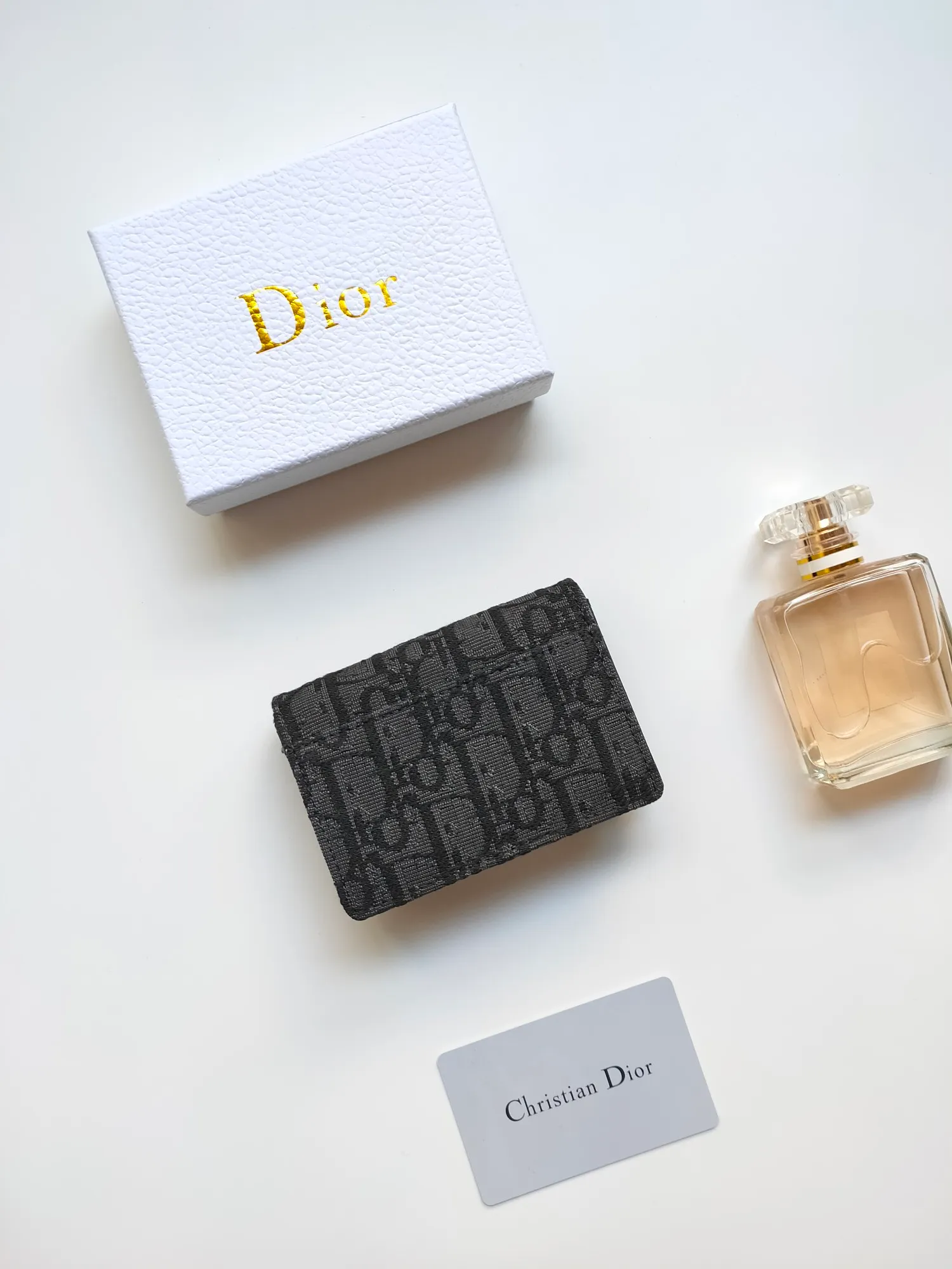 ￥110🌹This Dior saddle flip card holder is practical and compact👍🏻It can replace the traditional saddle wallet🎉Made of Dior Oblique printed fabric with sheepskin. It is made with exquisite craftsmanship and is durable❤️It has a spacious main compartment with 2 patch pockets and 2 card slots, which can store cash, bills and cards. Can be paired with other pieces from the saddle collection for an elegant look. Style number: S5611 Size: 11*7.5*2.5cm