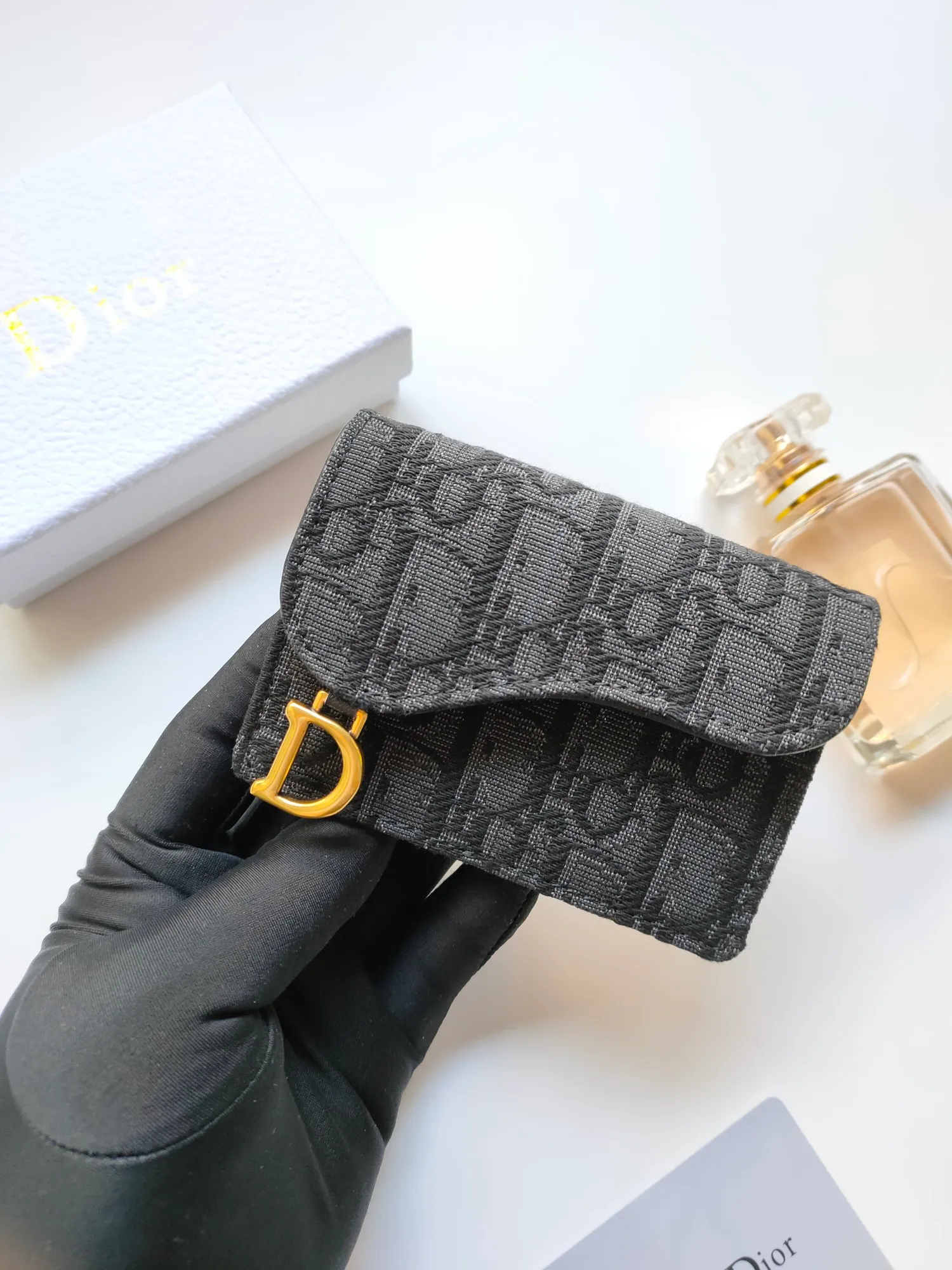 ￥110🌹This Dior saddle flip card holder is practical and compact👍🏻It can replace the traditional saddle wallet🎉Made of Dior Oblique printed fabric with sheepskin. It is made with exquisite craftsmanship and is durable❤️It has a spacious main compartment with 2 patch pockets and 2 card slots, which can store cash, bills and cards. Can be paired with other pieces from the saddle collection for an elegant look. Style number: S5611 Size: 11*7.5*2.5cm
