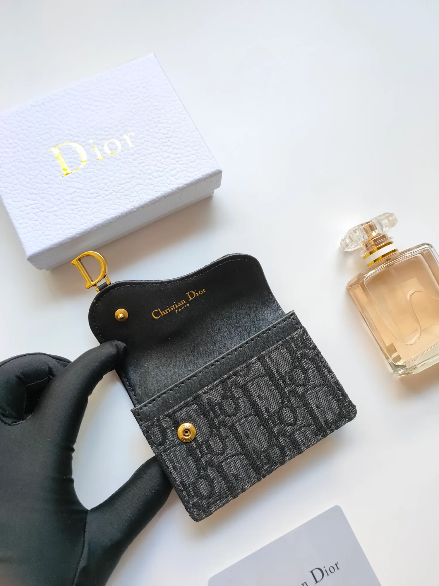 ￥110🌹This Dior saddle flip card holder is practical and compact👍🏻It can replace the traditional saddle wallet🎉Made of Dior Oblique printed fabric with sheepskin. It is made with exquisite craftsmanship and is durable❤️It has a spacious main compartment with 2 patch pockets and 2 card slots, which can store cash, bills and cards. Can be paired with other pieces from the saddle collection for an elegant look. Style number: S5611 Size: 11*7.5*2.5cm
