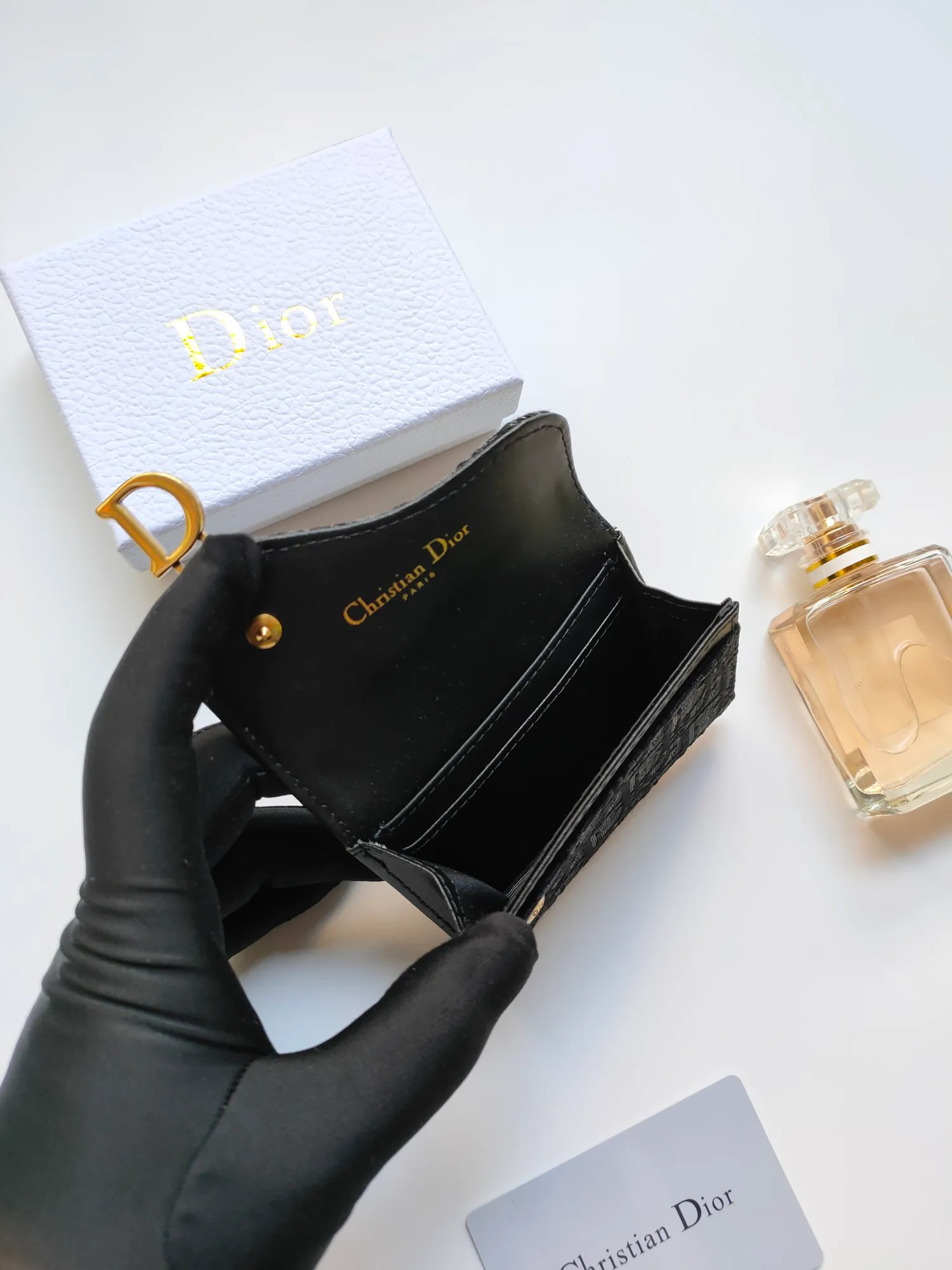 ￥110🌹This Dior saddle flip card holder is practical and compact👍🏻It can replace the traditional saddle wallet🎉Made of Dior Oblique printed fabric with sheepskin. It is made with exquisite craftsmanship and is durable❤️It has a spacious main compartment with 2 patch pockets and 2 card slots, which can store cash, bills and cards. Can be paired with other pieces from the saddle collection for an elegant look. Style number: S5611 Size: 11*7.5*2.5cm