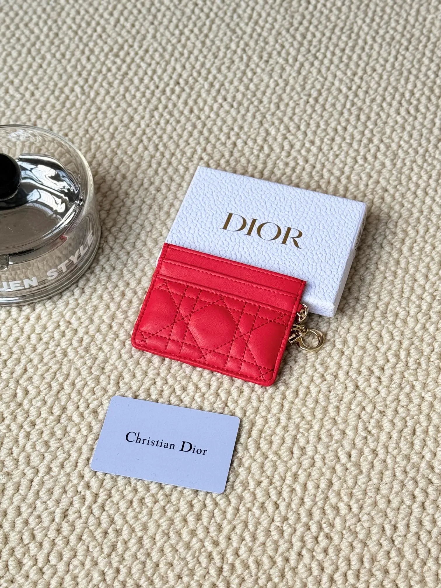 💰100LadyDior Sheepskin No.: S0974OVRB M81B T Lady Dior five-compartment card holder Product description: The color is as shown in the picture. This Lady Dior five-compartment card holder is new this season, elegant and practical. Crafted from cloudy blue patent cow leather, decorated with cannage pattern topstitching and embellished with a removable D.I.O.R. charm. Elegant and sophisticated, it has five card slots, suitable for various occasions, and can be combined with other Lady Dior