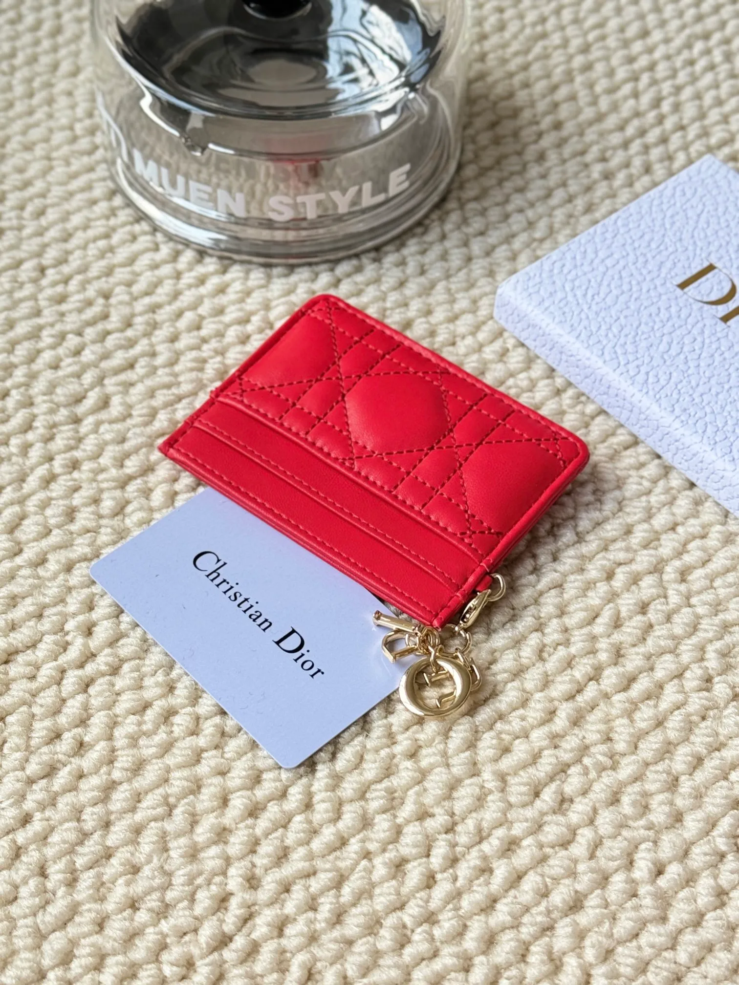 💰100LadyDior Sheepskin No.: S0974OVRB M81B T Lady Dior five-compartment card holder Product description: The color is as shown in the picture. This Lady Dior five-compartment card holder is new this season, elegant and practical. Crafted from cloudy blue patent cow leather, decorated with cannage pattern topstitching and embellished with a removable D.I.O.R. charm. Elegant and sophisticated, it has five card slots, suitable for various occasions, and can be combined with other Lady Dior
