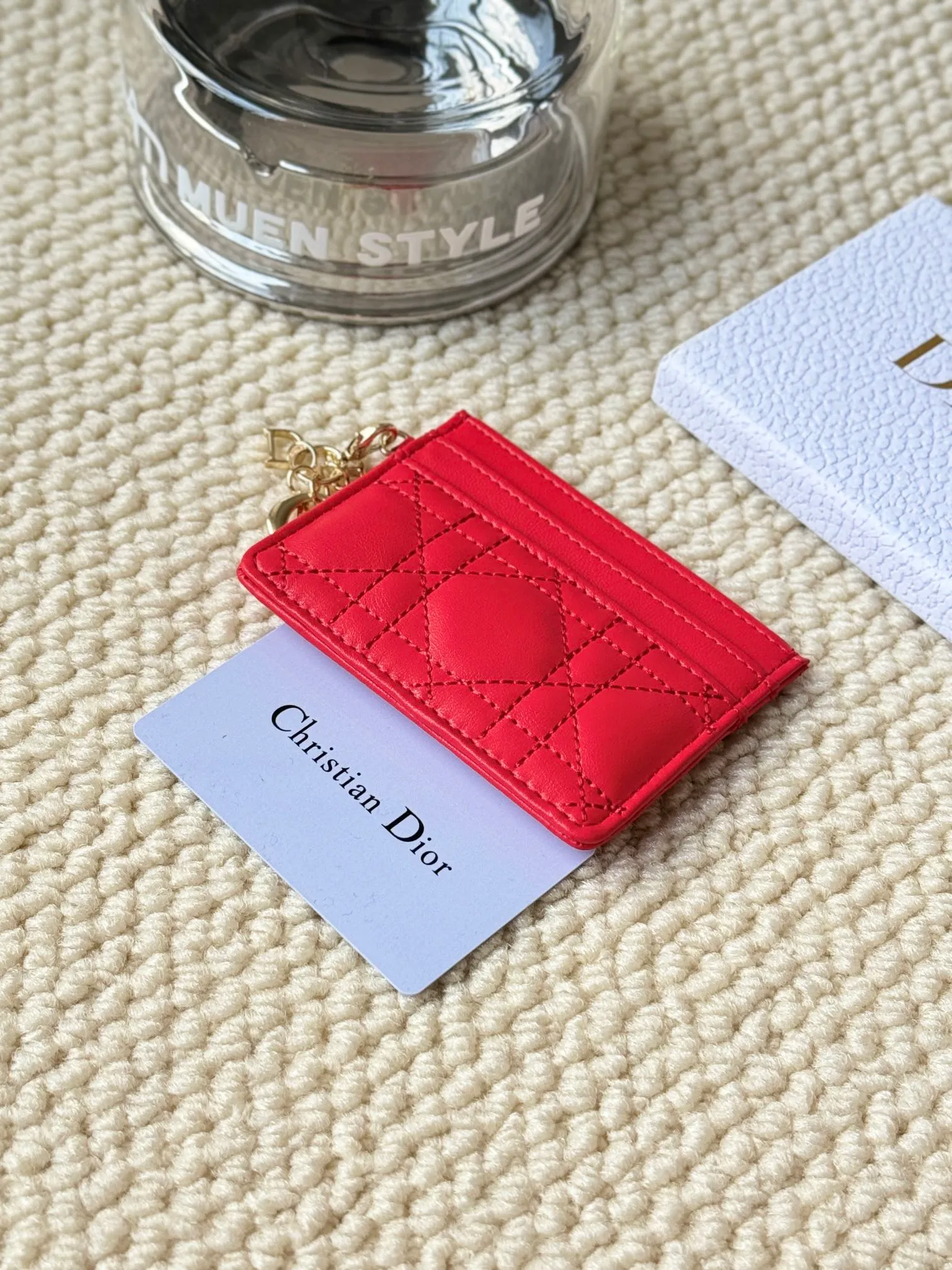 💰100LadyDior Sheepskin No.: S0974OVRB M81B T Lady Dior five-compartment card holder Product description: The color is as shown in the picture. This Lady Dior five-compartment card holder is new this season, elegant and practical. Crafted from cloudy blue patent cow leather, decorated with cannage pattern topstitching and embellished with a removable D.I.O.R. charm. Elegant and sophisticated, it has five card slots, suitable for various occasions, and can be combined with other Lady Dior