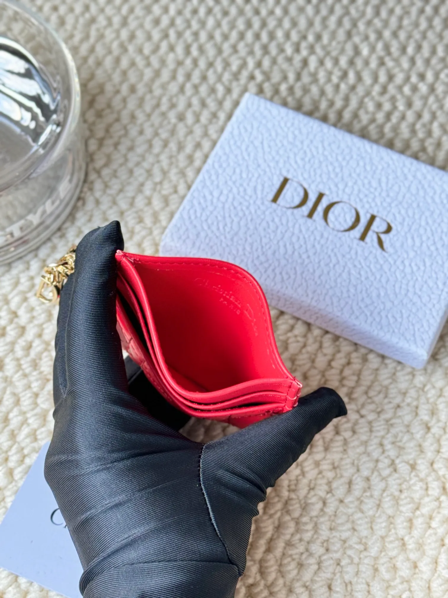 💰100LadyDior Sheepskin No.: S0974OVRB M81B T Lady Dior five-compartment card holder Product description: The color is as shown in the picture. This Lady Dior five-compartment card holder is new this season, elegant and practical. Crafted from cloudy blue patent cow leather, decorated with cannage pattern topstitching and embellished with a removable D.I.O.R. charm. Elegant and sophisticated, it has five card slots, suitable for various occasions, and can be combined with other Lady Dior