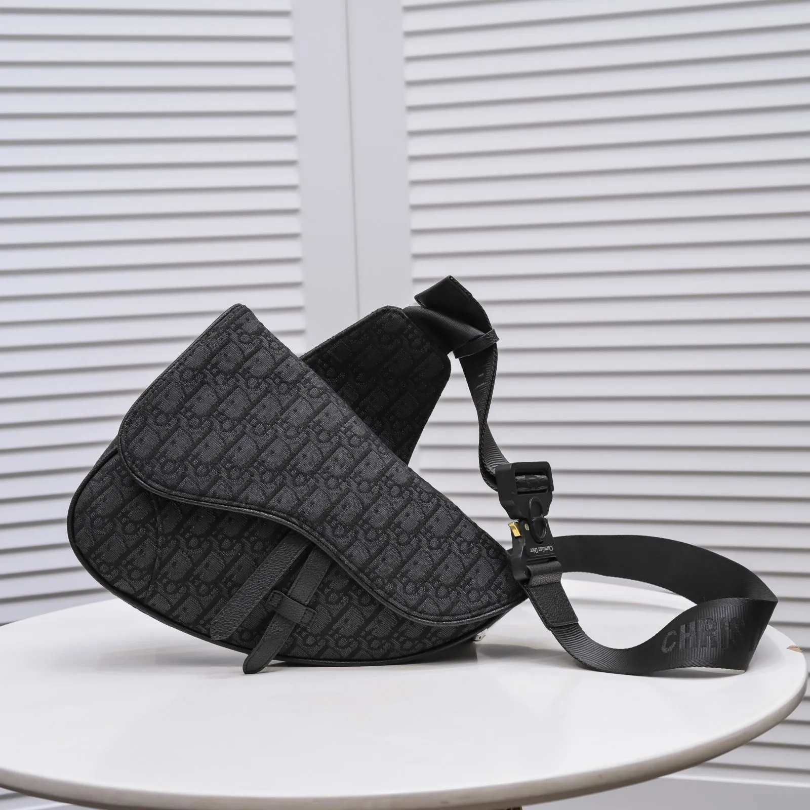 💰400￥💴Dior Men's SADDLE Unisex Crossbody Bag/Chest Bag Size: 20*28.6*5cm Actual photo taken, the picture is consistent with the product, heavy gold authentic pattern re-engraved👍Imported original original top layer small grain Re-engraved cowhide😱The leather is super soft and rebounds perfectly when rubbed at will😁Customized counter original hardware with lettering✨Smooth YKK zipper🏄🏻Perfect craftsmanship💼Refuse to cut corners, reject super-fiber fake leather, 8039, 6801 quality is superb