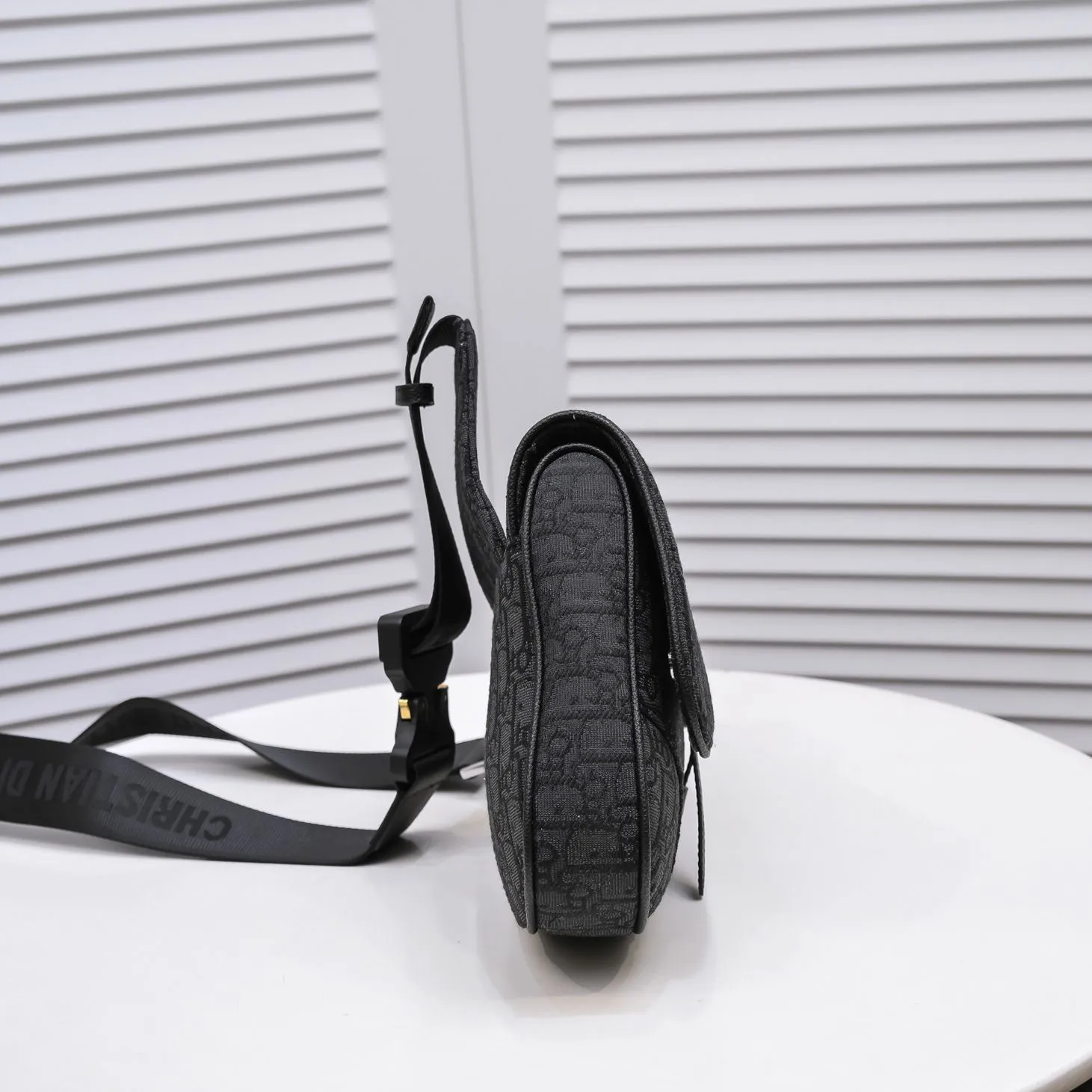 💰400￥💴Dior Men's SADDLE Unisex Crossbody Bag/Chest Bag Size: 20*28.6*5cm Actual photo taken, the picture is consistent with the product, heavy gold authentic pattern re-engraved👍Imported original original top layer small grain Re-engraved cowhide😱The leather is super soft and rebounds perfectly when rubbed at will😁Customized counter original hardware with lettering✨Smooth YKK zipper🏄🏻Perfect craftsmanship💼Refuse to cut corners, reject super-fiber fake leather, 8039, 6801 quality is superb