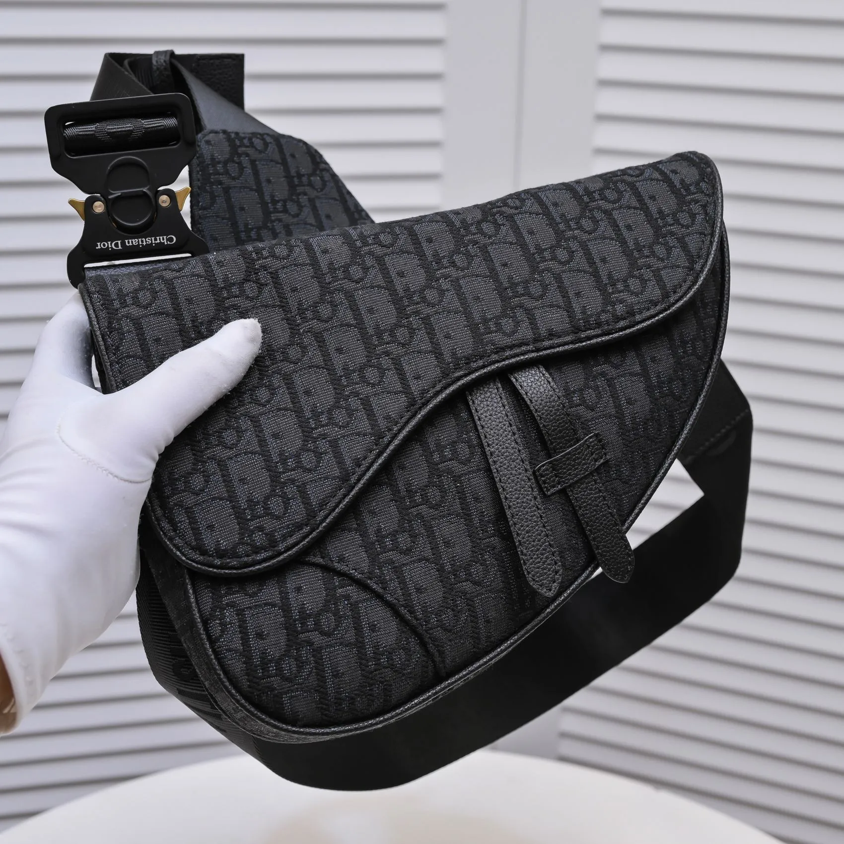 💰400￥💴Dior Men's SADDLE Unisex Crossbody Bag/Chest Bag Size: 20*28.6*5cm Actual photo taken, the picture is consistent with the product, heavy gold authentic pattern re-engraved👍Imported original original top layer small grain Re-engraved cowhide😱The leather is super soft and rebounds perfectly when rubbed at will😁Customized counter original hardware with lettering✨Smooth YKK zipper🏄🏻Perfect craftsmanship💼Refuse to cut corners, reject super-fiber fake leather, 8039, 6801 quality is superb