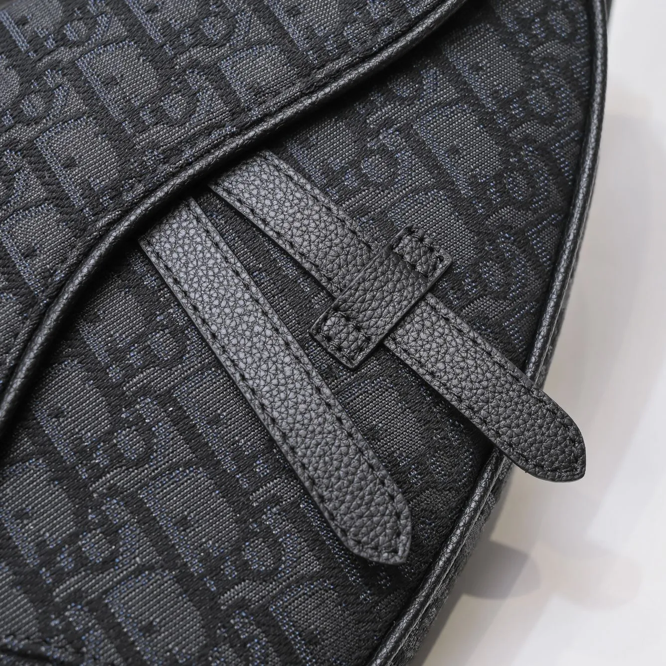 💰400￥💴Dior Men's SADDLE Unisex Crossbody Bag/Chest Bag Size: 20*28.6*5cm Actual photo taken, the picture is consistent with the product, heavy gold authentic pattern re-engraved👍Imported original original top layer small grain Re-engraved cowhide😱The leather is super soft and rebounds perfectly when rubbed at will😁Customized counter original hardware with lettering✨Smooth YKK zipper🏄🏻Perfect craftsmanship💼Refuse to cut corners, reject super-fiber fake leather, 8039, 6801 quality is superb