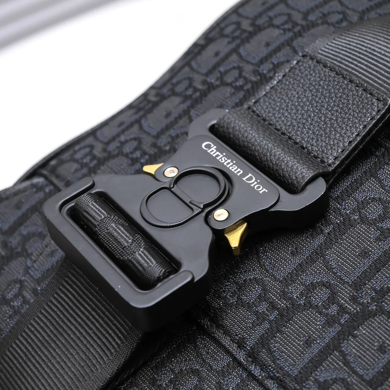 💰400￥💴Dior Men's SADDLE Unisex Crossbody Bag/Chest Bag Size: 20*28.6*5cm Actual photo taken, the picture is consistent with the product, heavy gold authentic pattern re-engraved👍Imported original original top layer small grain Re-engraved cowhide😱The leather is super soft and rebounds perfectly when rubbed at will😁Customized counter original hardware with lettering✨Smooth YKK zipper🏄🏻Perfect craftsmanship💼Refuse to cut corners, reject super-fiber fake leather, 8039, 6801 quality is superb