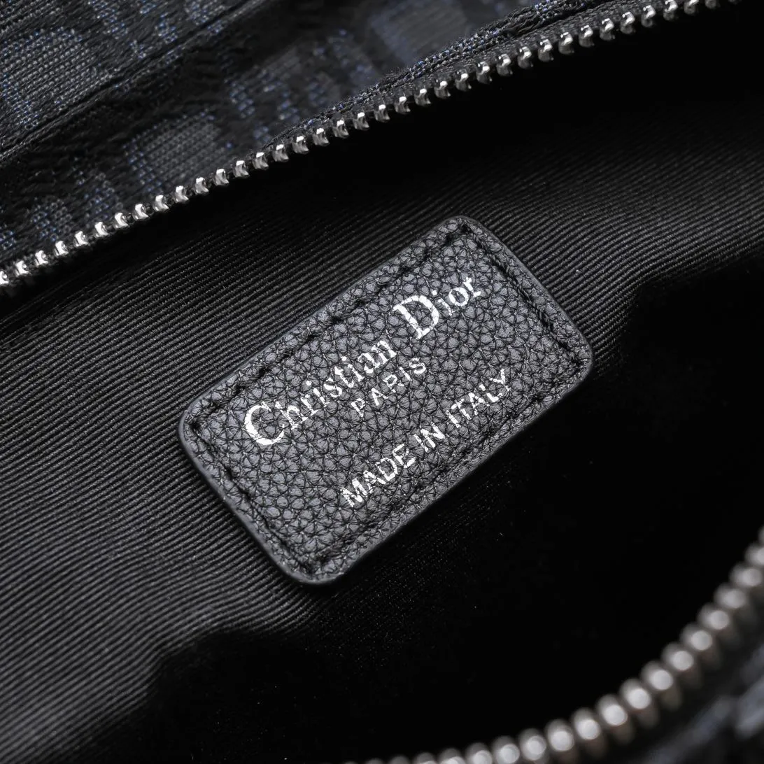 💰400￥💴Dior Men's SADDLE Unisex Crossbody Bag/Chest Bag Size: 20*28.6*5cm Actual photo taken, the picture is consistent with the product, heavy gold authentic pattern re-engraved👍Imported original original top layer small grain Re-engraved cowhide😱The leather is super soft and rebounds perfectly when rubbed at will😁Customized counter original hardware with lettering✨Smooth YKK zipper🏄🏻Perfect craftsmanship💼Refuse to cut corners, reject super-fiber fake leather, 8039, 6801 quality is superb