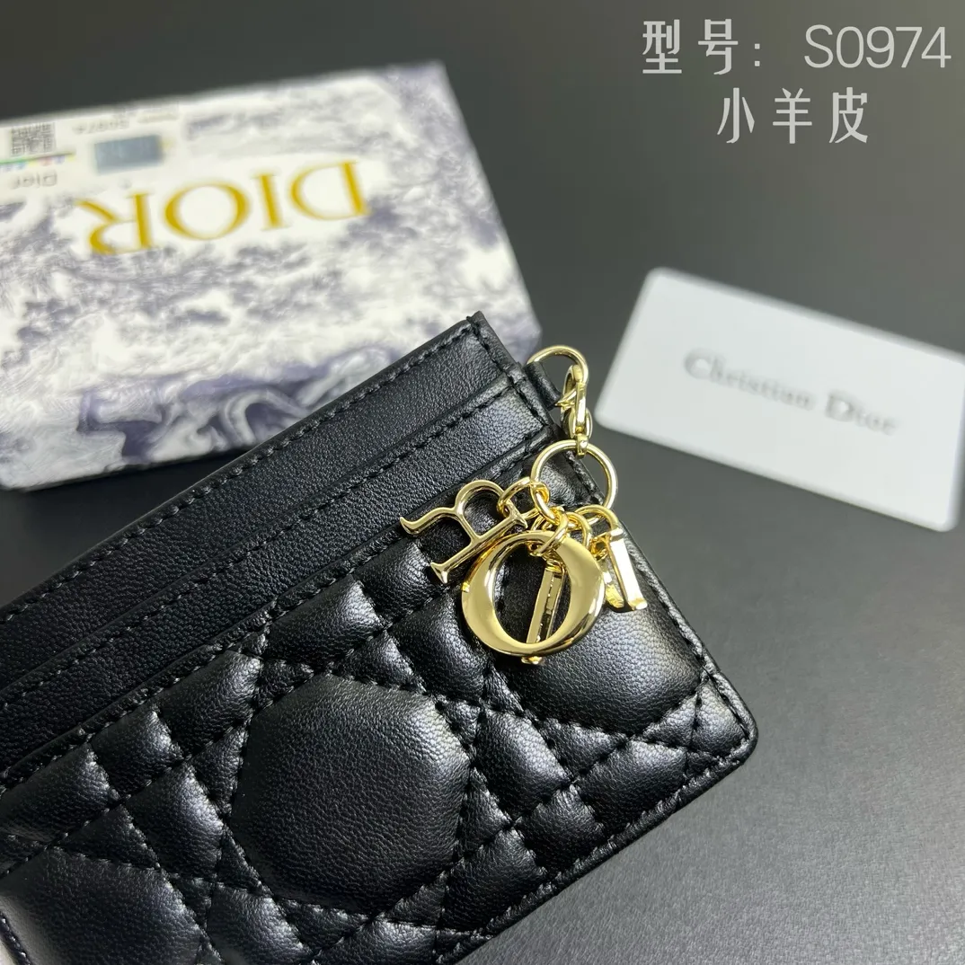 💰100 💎Upgraded original version🇫🇷Exclusive real shot# 💌 LadyDior five-grid card holder sheepskin cannage pattern leather Lady Dior This Lady Dior five-grid card holder is new this season, elegant and practical. Crafted from cloudy blue patent cow leather, decorated with cannage pattern topstitching and embellished with a removable D.I.O.R. charm. Elegant and sophisticated, it features five card slots and is suitable for any occasion and can be combined with other Lady Dior. Model: Number: S0974OVRB M81B T. Size: 10.5X7.5x1
