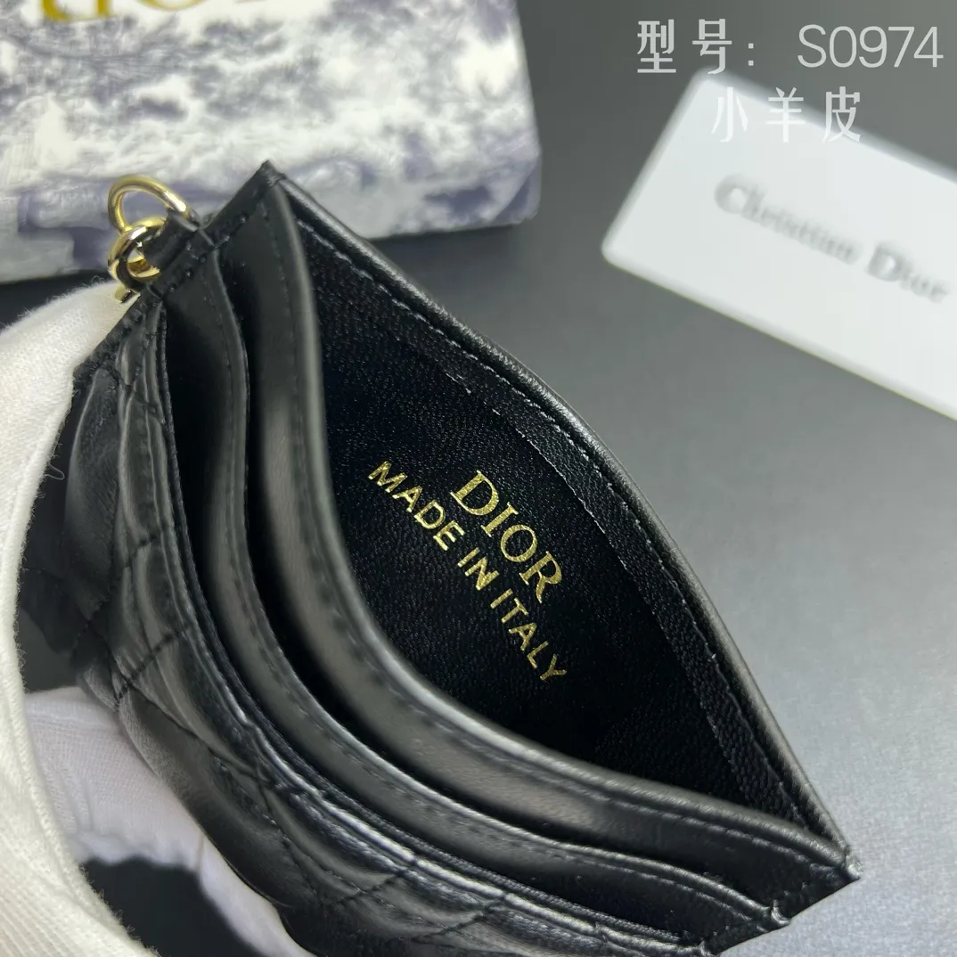 💰100 💎Upgraded original version🇫🇷Exclusive real shot# 💌 LadyDior five-grid card holder sheepskin cannage pattern leather Lady Dior This Lady Dior five-grid card holder is new this season, elegant and practical. Crafted from cloudy blue patent cow leather, decorated with cannage pattern topstitching and embellished with a removable D.I.O.R. charm. Elegant and sophisticated, it features five card slots and is suitable for any occasion and can be combined with other Lady Dior. Model: Number: S0974OVRB M81B T. Size: 10.5X7.5x1