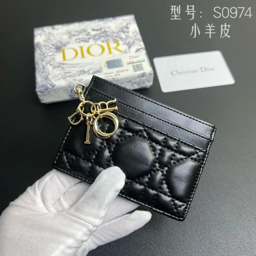 💰100 💎Upgraded original version🇫🇷Exclusive real shot# 💌 LadyDior five-grid card holder sheepskin cannage pattern leather Lady Dior This Lady Dior five-grid card holder is new this season, elegant and practical. Crafted from cloudy blue patent cow leather, decorated with cannage pattern topstitching and embellished with a removable D.I.O.R. charm. Elegant and sophisticated, it features five card slots and is suitable for any occasion and can be combined with other Lady Dior. Model: Number: S0974OVRB M81B T. Size: 10.5X7.5x1