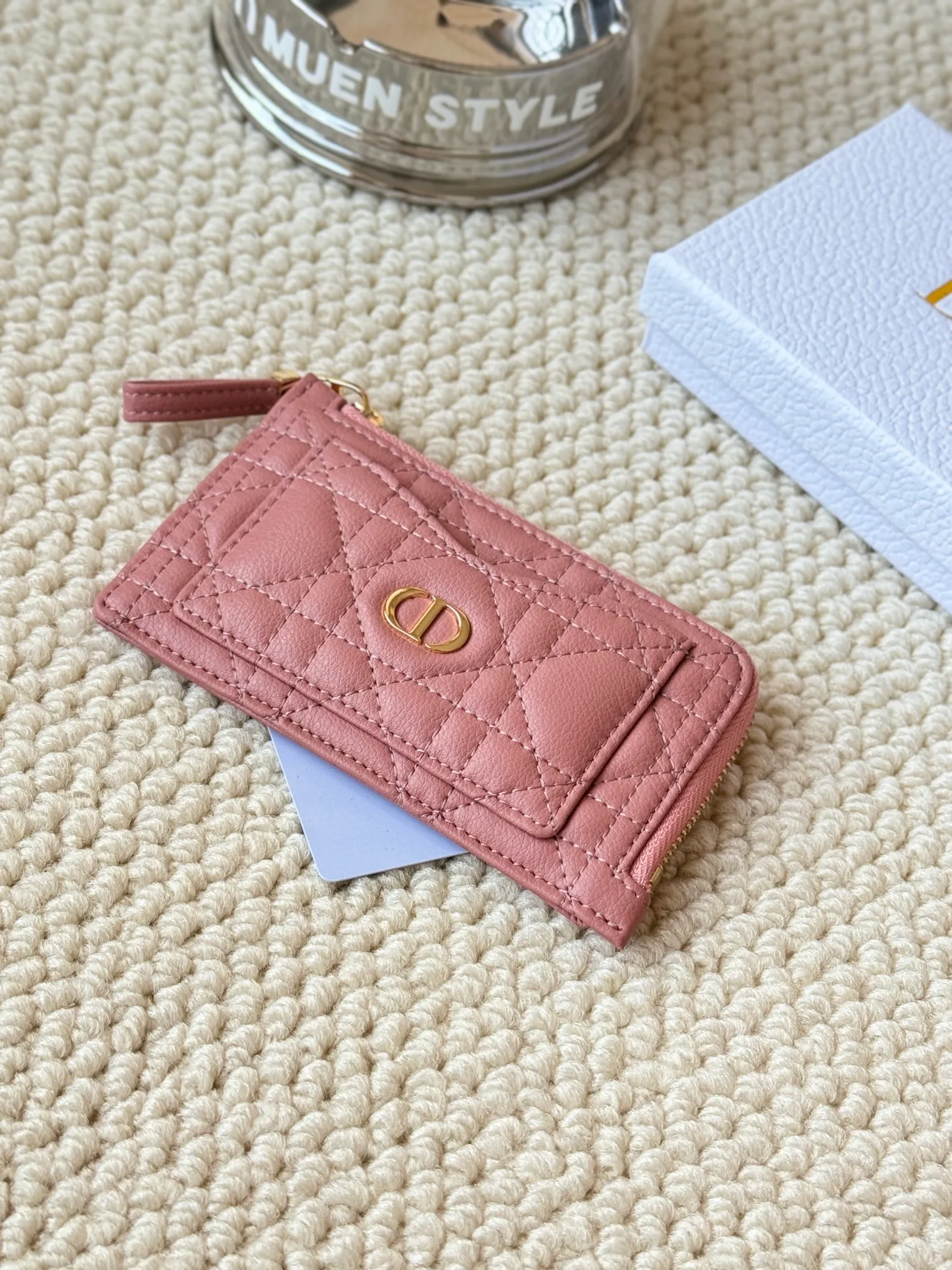 💰150Lady Dior card holder. Sand color wallet bought to fit into a waste bag. L-shaped opening, seven-zipper card holder. No.: S5131. There are too many front patch pockets to hold cards. The banknotes need to be folded at 40% off. It can hold 30% off but it has a zipper. The size is 13.5*8.5*1.5 cm. The Dior card holder meets my various needs. Compared with other styles, it is thin, compact and has a large capacity. There is no conspicuous big LOGO, it will not scratch when placed in the bag, and it is relatively low-key and classic. There is a special place for access control cards, so you don’t need to mix them with bank cards. When I used to swipe access control cards, I couldn’t swipe them because there were too many cards, so I had to take out the access control cards separately. There is a zipper, so you don't have to worry about putting important things out, and the zipper is half-open, so it's more convenient to put things in and take things out than having only one side.