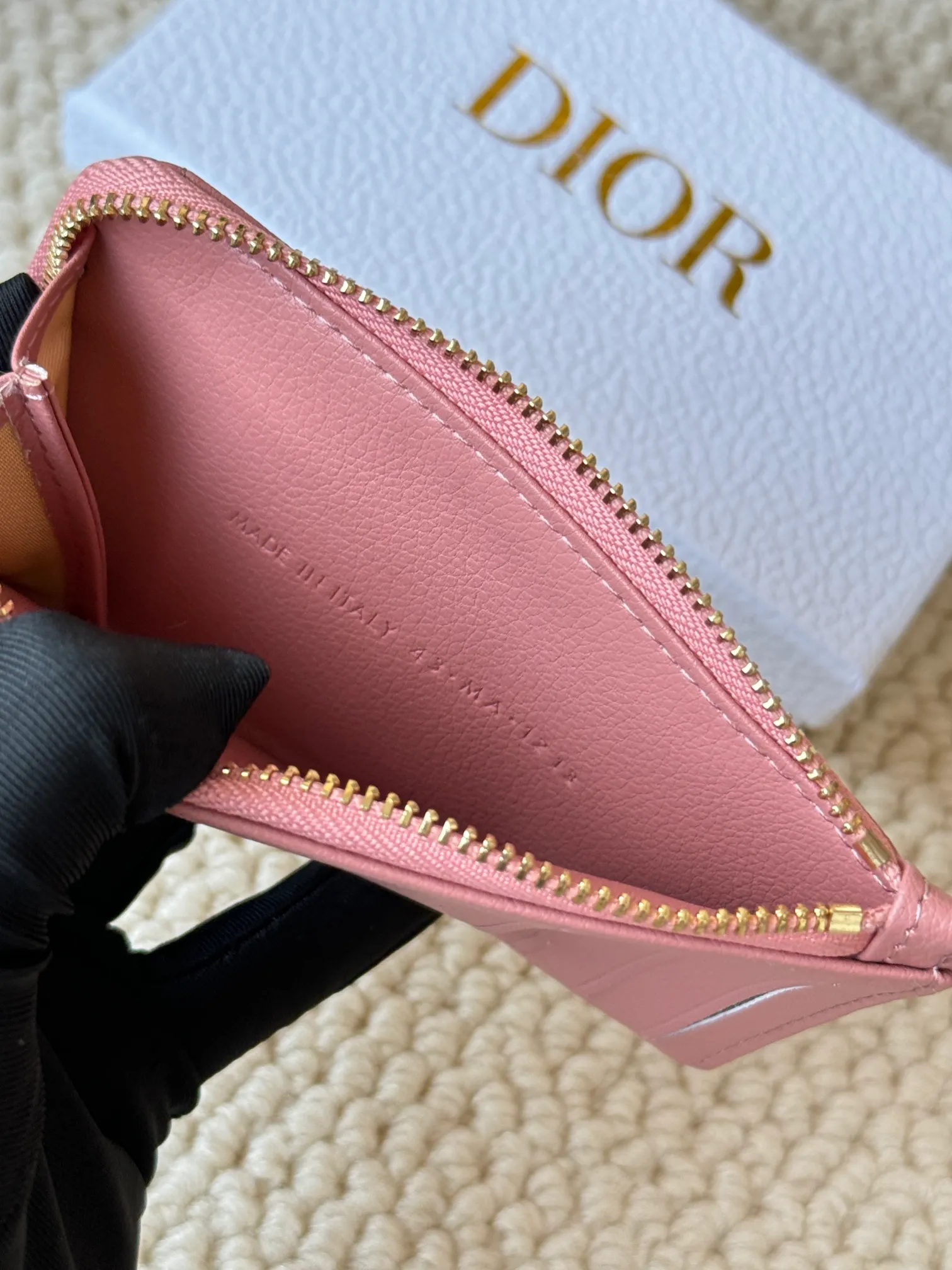 💰150Lady Dior card holder. Sand color wallet bought to fit into a waste bag. L-shaped opening, seven-zipper card holder. No.: S5131. There are too many front patch pockets to hold cards. The banknotes need to be folded at 40% off. It can hold 30% off but it has a zipper. The size is 13.5*8.5*1.5 cm. The Dior card holder meets my various needs. Compared with other styles, it is thin, compact and has a large capacity. There is no conspicuous big LOGO, it will not scratch when placed in the bag, and it is relatively low-key and classic. There is a special place for access control cards, so you don’t need to mix them with bank cards. When I used to swipe access control cards, I couldn’t swipe them because there were too many cards, so I had to take out the access control cards separately. There is a zipper, so you don't have to worry about putting important things out, and the zipper is half-open, so it's more convenient to put things in and take things out than having only one side.