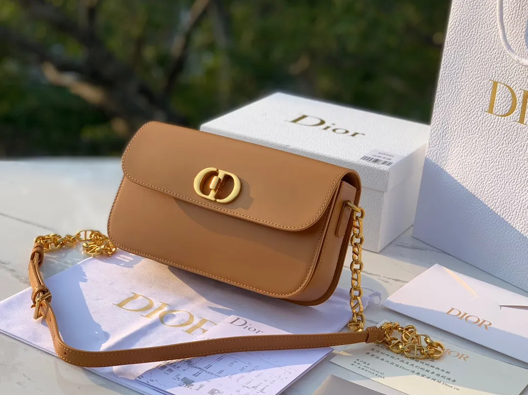 ❗️❗️❗️Free shipping with SF Express for year-end event❗️❗️❗️💰1800 Size 22.5×12.5×6.5cm 2023 Dior latest 30 Montaigne shipped, another king of fried buns🔥 As one of Dior's four major bag styles, Montaigne has always been deeply loved. This latest Montaigne hit me hard. The lines of the bag are smoother and rounder. It has a softer and warmer feeling than the old style. The original luxurious "BOX calfskin" is not afraid of time and becomes more and more beautiful ~ The enamel buckle shoulder strap is cleverly matched with cowhide, which is fashionable yet elegant. Wear it over one shoulder to show your personality. Hurry up and get it now. Be the first girl to wear this new style on your back when walking on the street.