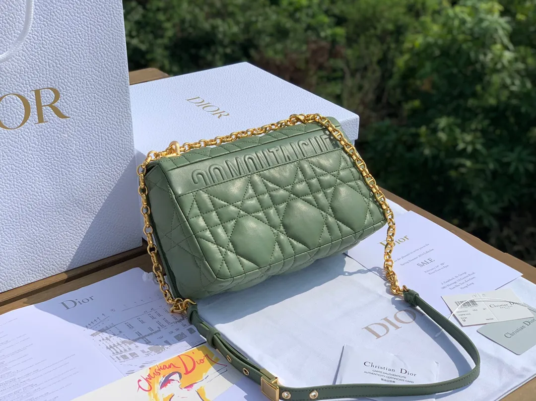 Top upgraded version 💰1900 Size 25-15-8cm [Pine Frost Green Gold Buckle] Overseas channels, Dior Pine Frost Green Caro medium size, early spring green is also super suitable for winter. It is made of Italian imported calfskin, embellished with the iconic cannage pattern, showing the charming style of the brand. In addition, this handbag is also equipped with a delicate chain, and the metal links reproduce the brand between the interlocking links. The "CD" logo echoes with the exquisite buckle. Come on, sisters, it looks so good. It's heart-pounding~
