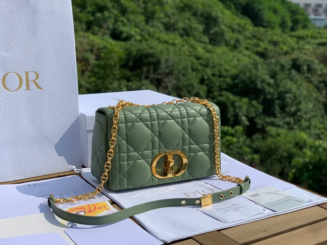 Top upgraded version 💰1900 Size 25-15-8cm [Pine Frost Green Gold Buckle] Overseas channels, Dior Pine Frost Green Caro medium size, early spring green is also super suitable for winter. It is made of Italian imported calfskin, embellished with the iconic cannage pattern, showing the charming style of the brand. In addition, this handbag is also equipped with a delicate chain, and the metal links reproduce the brand between the interlocking links. The "CD" logo echoes with the exquisite buckle. Come on, sisters, it looks so good. It's heart-pounding~