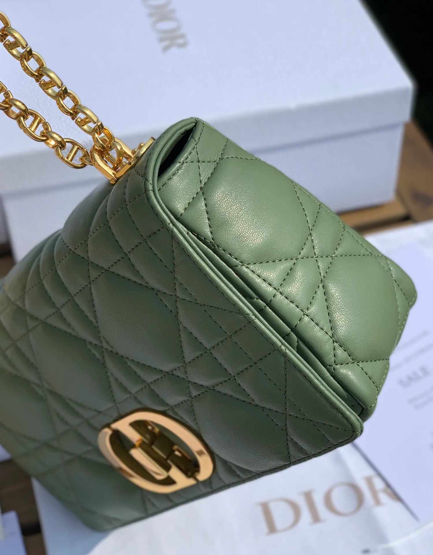 Top upgraded version 💰1900 Size 25-15-8cm [Pine Frost Green Gold Buckle] Overseas channels, Dior Pine Frost Green Caro medium size, early spring green is also super suitable for winter. It is made of Italian imported calfskin, embellished with the iconic cannage pattern, showing the charming style of the brand. In addition, this handbag is also equipped with a delicate chain, and the metal links reproduce the brand between the interlocking links. The "CD" logo echoes with the exquisite buckle. Come on, sisters, it looks so good. It's heart-pounding~