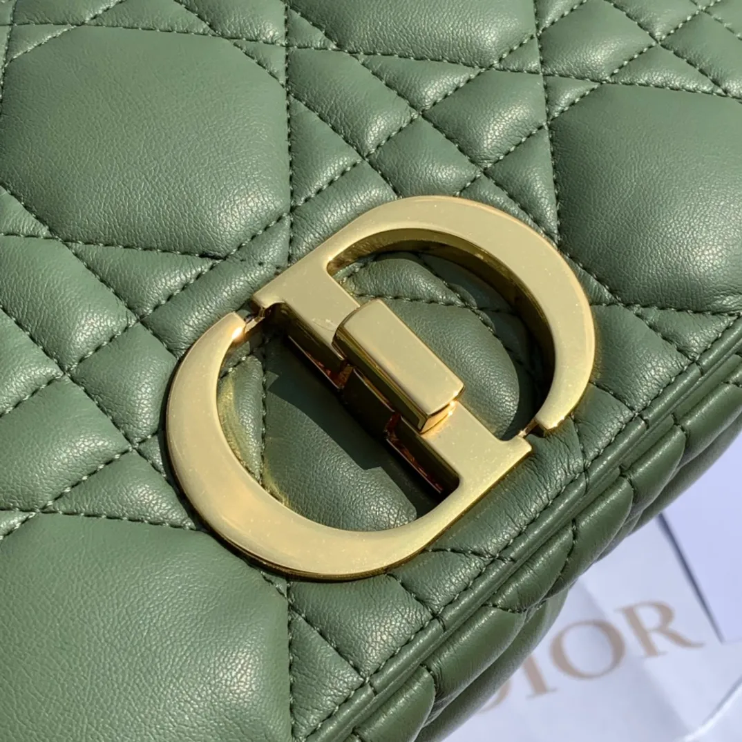 Top upgraded version 💰1900 Size 25-15-8cm [Pine Frost Green Gold Buckle] Overseas channels, Dior Pine Frost Green Caro medium size, early spring green is also super suitable for winter. It is made of Italian imported calfskin, embellished with the iconic cannage pattern, showing the charming style of the brand. In addition, this handbag is also equipped with a delicate chain, and the metal links reproduce the brand between the interlocking links. The "CD" logo echoes with the exquisite buckle. Come on, sisters, it looks so good. It's heart-pounding~