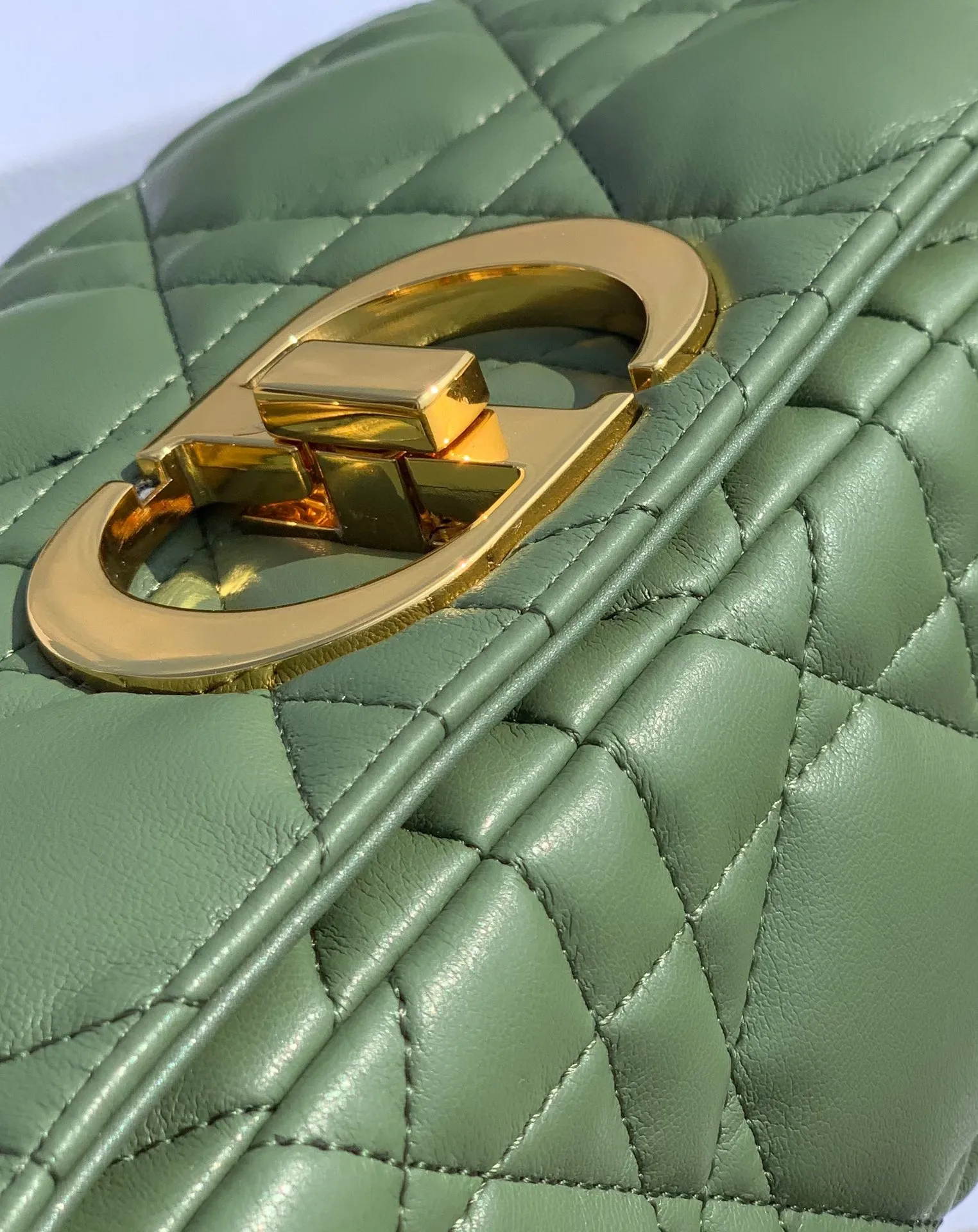 Top upgraded version 💰1900 Size 25-15-8cm [Pine Frost Green Gold Buckle] Overseas channels, Dior Pine Frost Green Caro medium size, early spring green is also super suitable for winter. It is made of Italian imported calfskin, embellished with the iconic cannage pattern, showing the charming style of the brand. In addition, this handbag is also equipped with a delicate chain, and the metal links reproduce the brand between the interlocking links. The "CD" logo echoes with the exquisite buckle. Come on, sisters, it looks so good. It's heart-pounding~