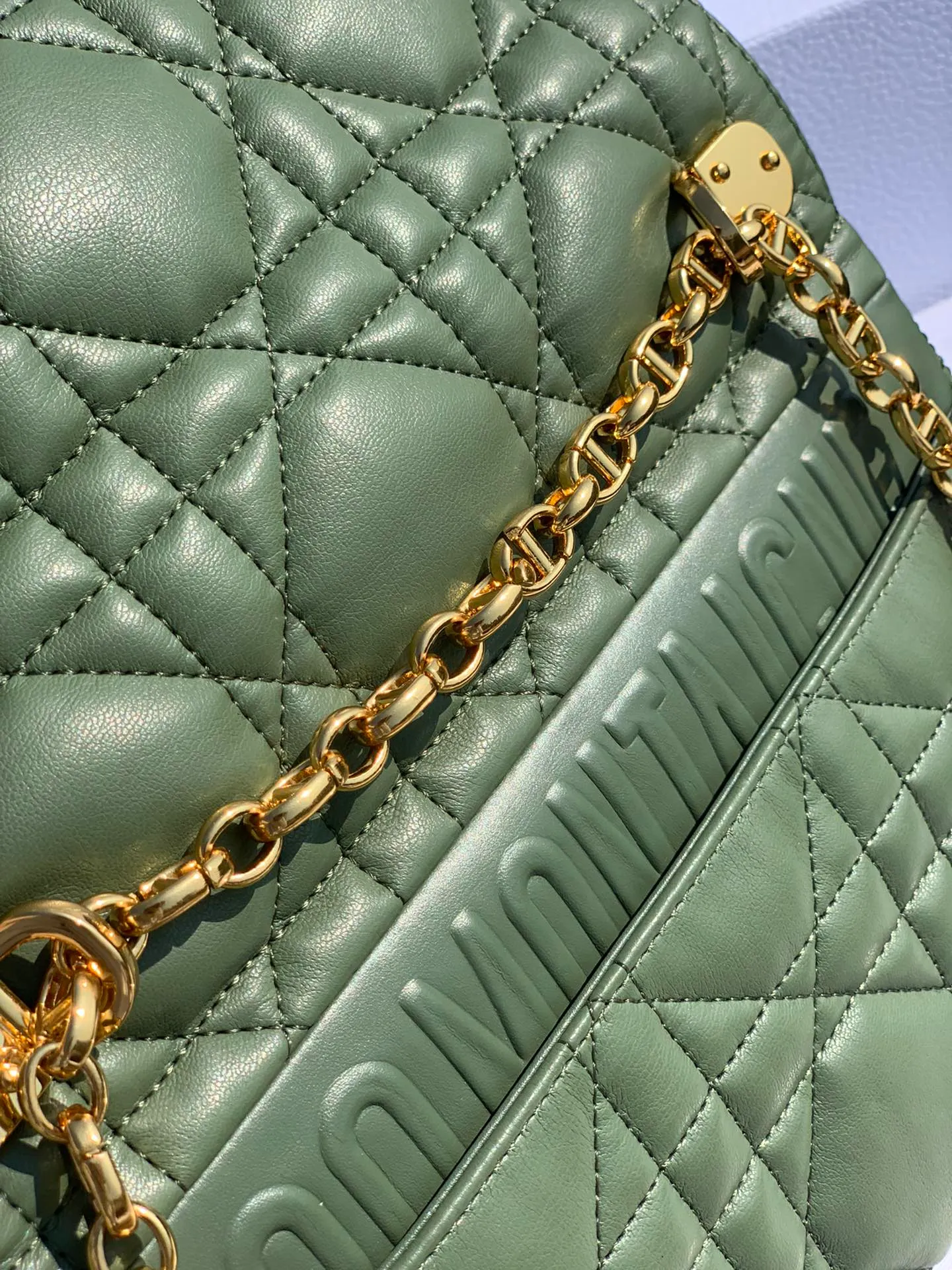 Top upgraded version 💰1900 Size 25-15-8cm [Pine Frost Green Gold Buckle] Overseas channels, Dior Pine Frost Green Caro medium size, early spring green is also super suitable for winter. It is made of Italian imported calfskin, embellished with the iconic cannage pattern, showing the charming style of the brand. In addition, this handbag is also equipped with a delicate chain, and the metal links reproduce the brand between the interlocking links. The "CD" logo echoes with the exquisite buckle. Come on, sisters, it looks so good. It's heart-pounding~