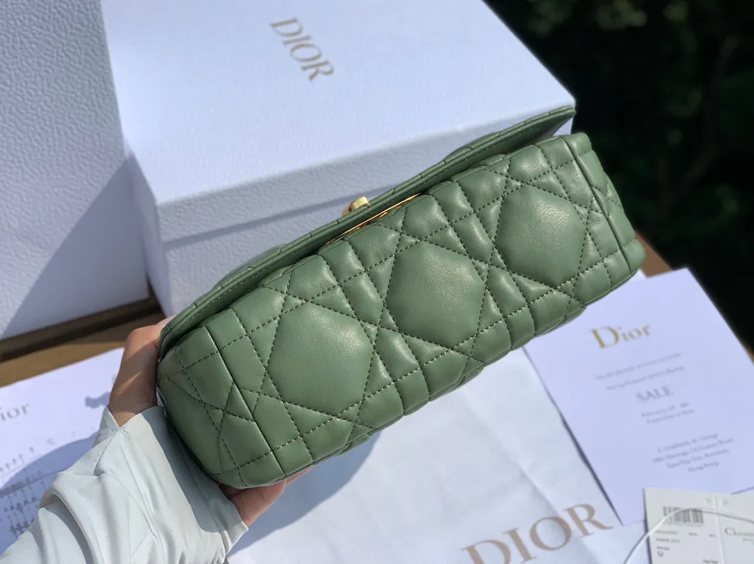 Top upgraded version 💰1900 Size 25-15-8cm [Pine Frost Green Gold Buckle] Overseas channels, Dior Pine Frost Green Caro medium size, early spring green is also super suitable for winter. It is made of Italian imported calfskin, embellished with the iconic cannage pattern, showing the charming style of the brand. In addition, this handbag is also equipped with a delicate chain, and the metal links reproduce the brand between the interlocking links. The "CD" logo echoes with the exquisite buckle. Come on, sisters, it looks so good. It's heart-pounding~