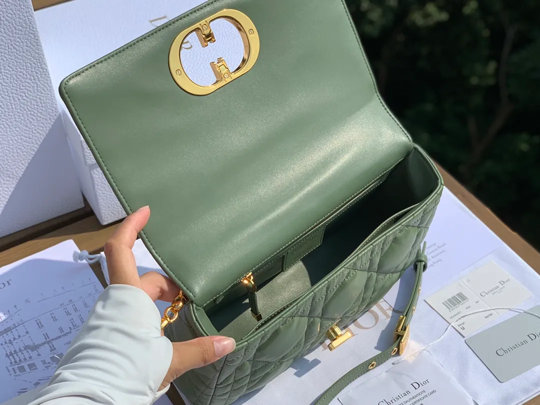 Top upgraded version 💰1900 Size 25-15-8cm [Pine Frost Green Gold Buckle] Overseas channels, Dior Pine Frost Green Caro medium size, early spring green is also super suitable for winter. It is made of Italian imported calfskin, embellished with the iconic cannage pattern, showing the charming style of the brand. In addition, this handbag is also equipped with a delicate chain, and the metal links reproduce the brand between the interlocking links. The "CD" logo echoes with the exquisite buckle. Come on, sisters, it looks so good. It's heart-pounding~