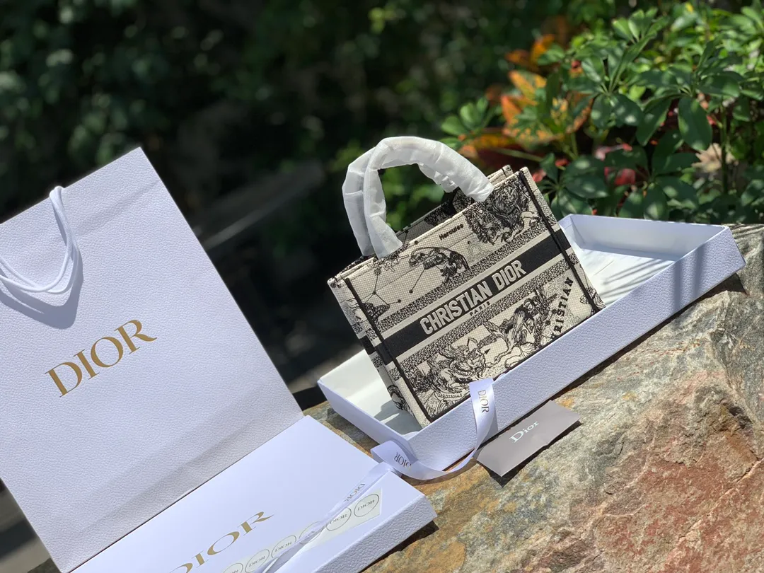 Top upgraded version 💰1400 Dimensions 26.5 x 21 x 14 CM Original factory channel goods! D’s new 2022 small tote, a new model that will be captivating at a glance! Tote can be said to be the most popular bag sold by D family every year! No matter whether it is new or old, it is very difficult to order at the counter! The latest small size launched this time is specially designed to take care of fashionistas with smaller figures. Every detail has a strong retro flavor! No matter what clothes you pair it with, it looks fashionable in every style!