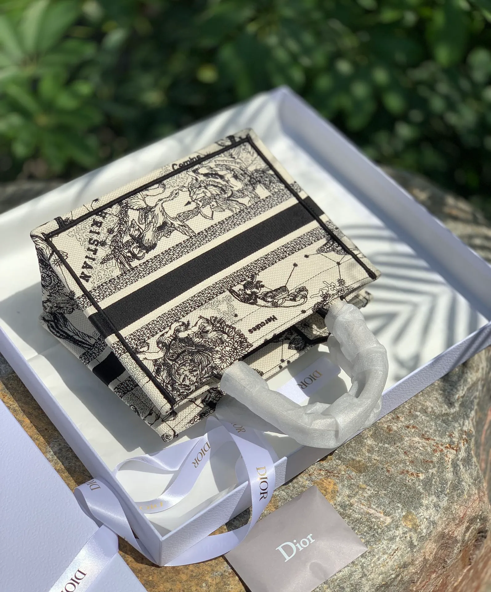 Top upgraded version 💰1400 Dimensions 26.5 x 21 x 14 CM Original factory channel goods! D’s new 2022 small tote, a new model that will be captivating at a glance! Tote can be said to be the most popular bag sold by D family every year! No matter whether it is new or old, it is very difficult to order at the counter! The latest small size launched this time is specially designed to take care of fashionistas with smaller figures. Every detail has a strong retro flavor! No matter what clothes you pair it with, it looks fashionable in every style!