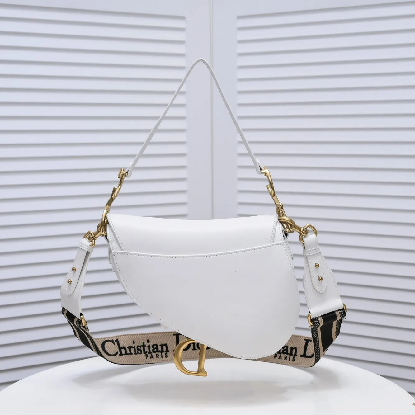 💰480￥Large size with box [♥️Dior saddle classic series] [With counter box🎁] Large size: 25.5 x 20 x 6.5 cm Be a classic with classics Fashion is fleeting, classics last forever, fashion is reincarnation. Model: 9921 From the initial birth, the saddle bag has witnessed IT Bag to Anti-IT Bag, and then to the IT bag with repeated trends. Bag is back; don’t feel sad, because the current one is better. The love for the saddle bag is the inheritance of the Dior brand spirit, as Maria Grazia Chiuri explained in an interview: "I hope to recreate the classic beauty of that era through this series. I think this is a classic in Dior's recent history and an excellent accessory to match daily looks.