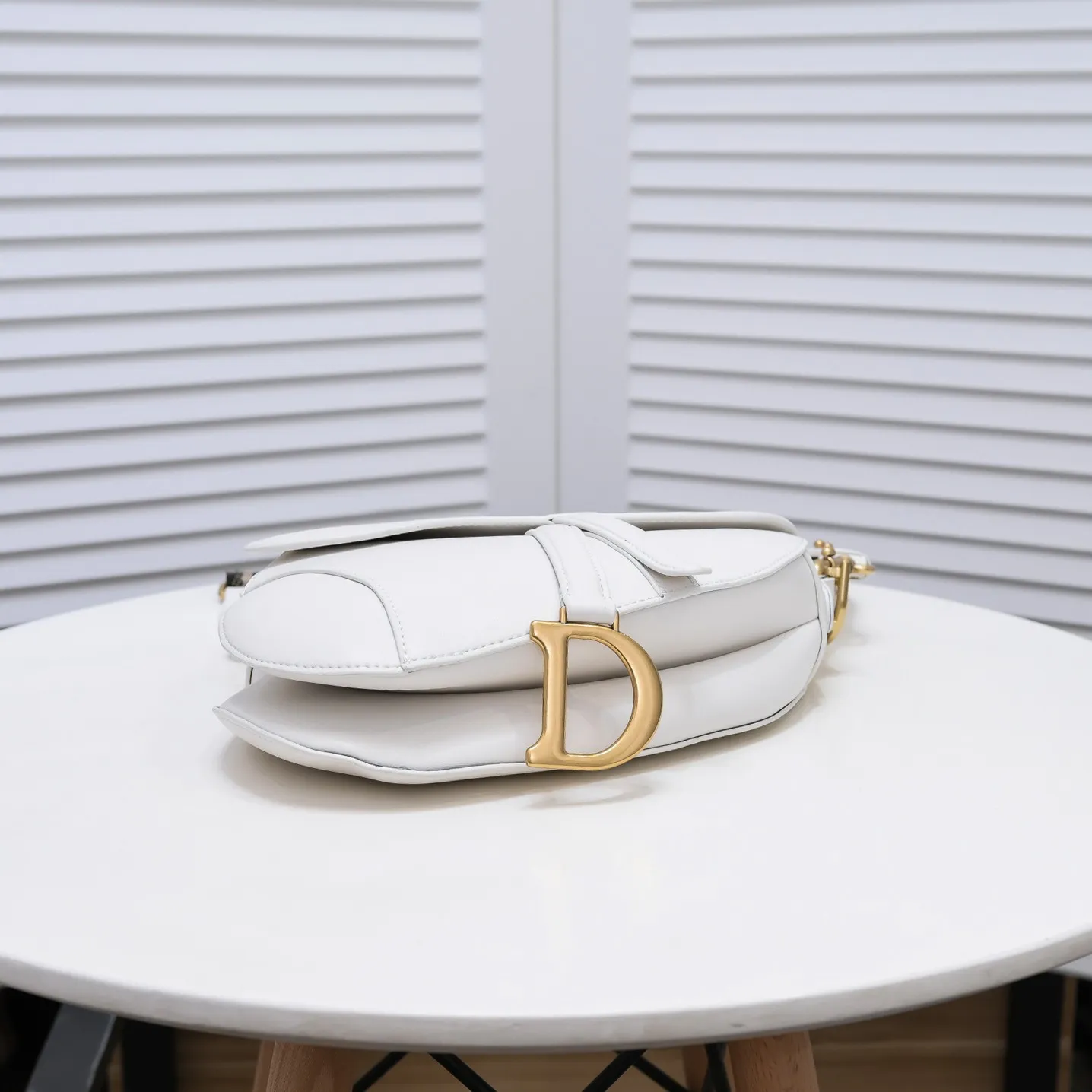 💰480￥Large size with box [♥️Dior saddle classic series] [With counter box🎁] Large size: 25.5 x 20 x 6.5 cm Be a classic with classics Fashion is fleeting, classics last forever, fashion is reincarnation. Model: 9921 From the initial birth, the saddle bag has witnessed IT Bag to Anti-IT Bag, and then to the IT bag with repeated trends. Bag is back; don’t feel sad, because the current one is better. The love for the saddle bag is the inheritance of the Dior brand spirit, as Maria Grazia Chiuri explained in an interview: "I hope to recreate the classic beauty of that era through this series. I think this is a classic in Dior's recent history and an excellent accessory to match daily looks.