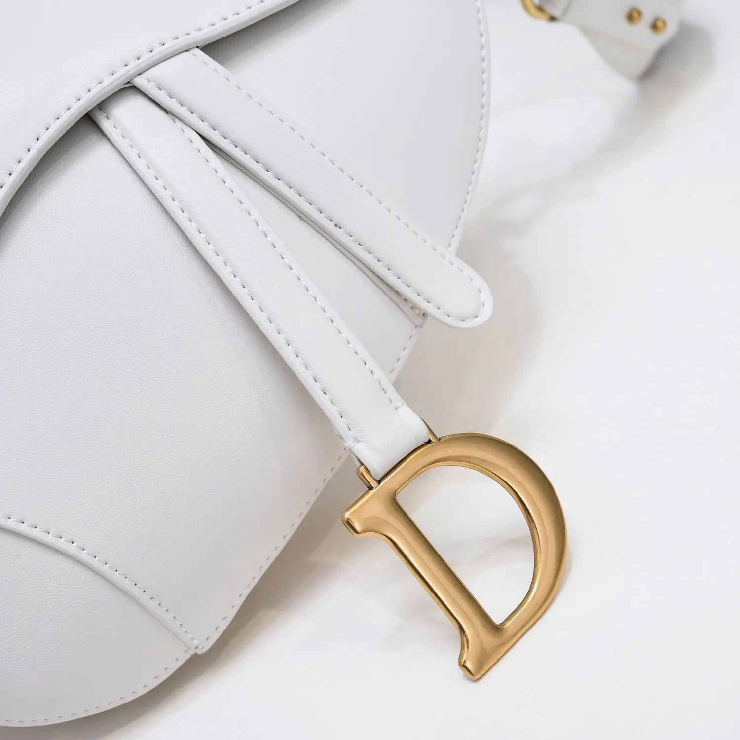 💰480￥Large size with box [♥️Dior saddle classic series] [With counter box🎁] Large size: 25.5 x 20 x 6.5 cm Be a classic with classics Fashion is fleeting, classics last forever, fashion is reincarnation. Model: 9921 From the initial birth, the saddle bag has witnessed IT Bag to Anti-IT Bag, and then to the IT bag with repeated trends. Bag is back; don’t feel sad, because the current one is better. The love for the saddle bag is the inheritance of the Dior brand spirit, as Maria Grazia Chiuri explained in an interview: "I hope to recreate the classic beauty of that era through this series. I think this is a classic in Dior's recent history and an excellent accessory to match daily looks.