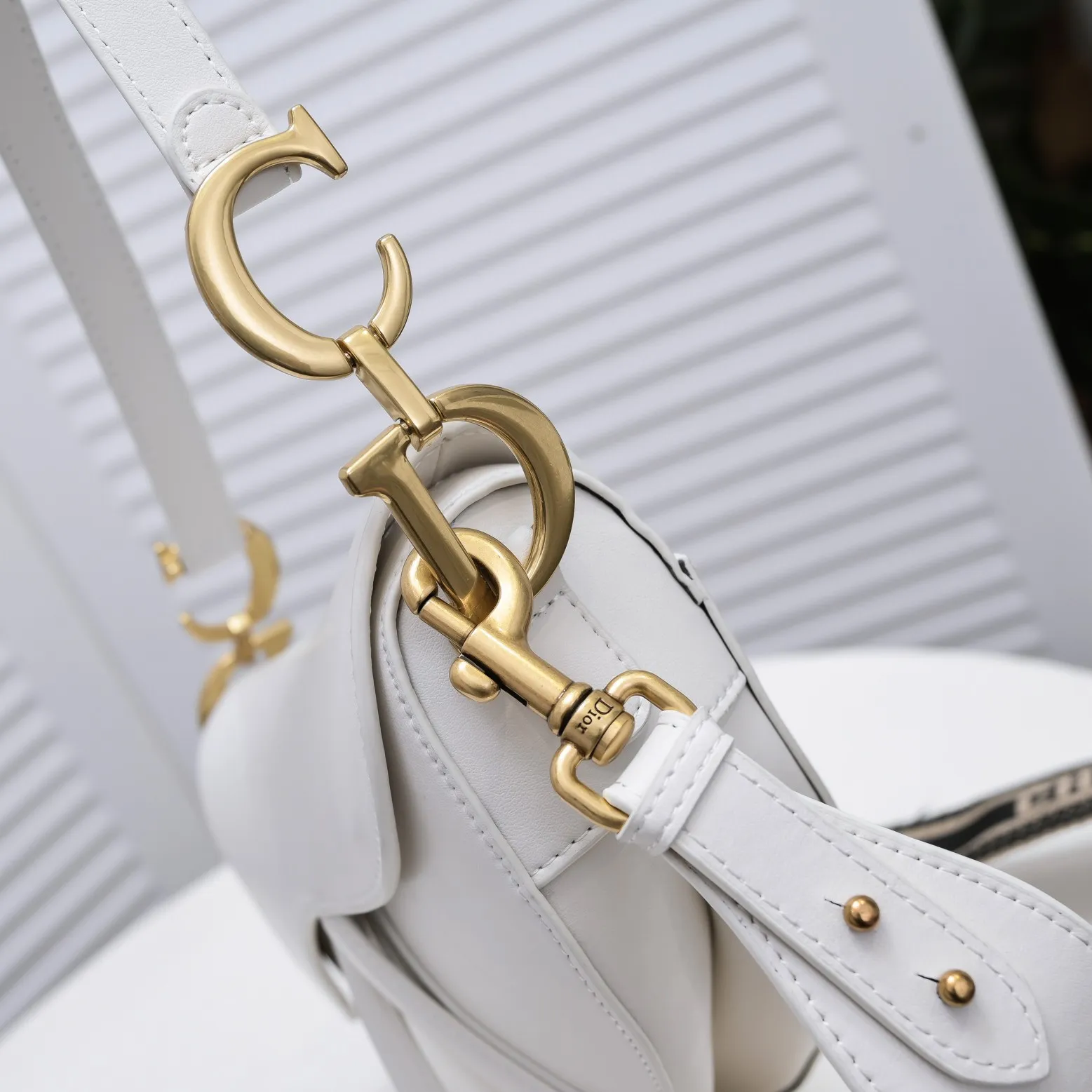 💰480￥Large size with box [♥️Dior saddle classic series] [With counter box🎁] Large size: 25.5 x 20 x 6.5 cm Be a classic with classics Fashion is fleeting, classics last forever, fashion is reincarnation. Model: 9921 From the initial birth, the saddle bag has witnessed IT Bag to Anti-IT Bag, and then to the IT bag with repeated trends. Bag is back; don’t feel sad, because the current one is better. The love for the saddle bag is the inheritance of the Dior brand spirit, as Maria Grazia Chiuri explained in an interview: "I hope to recreate the classic beauty of that era through this series. I think this is a classic in Dior's recent history and an excellent accessory to match daily looks.