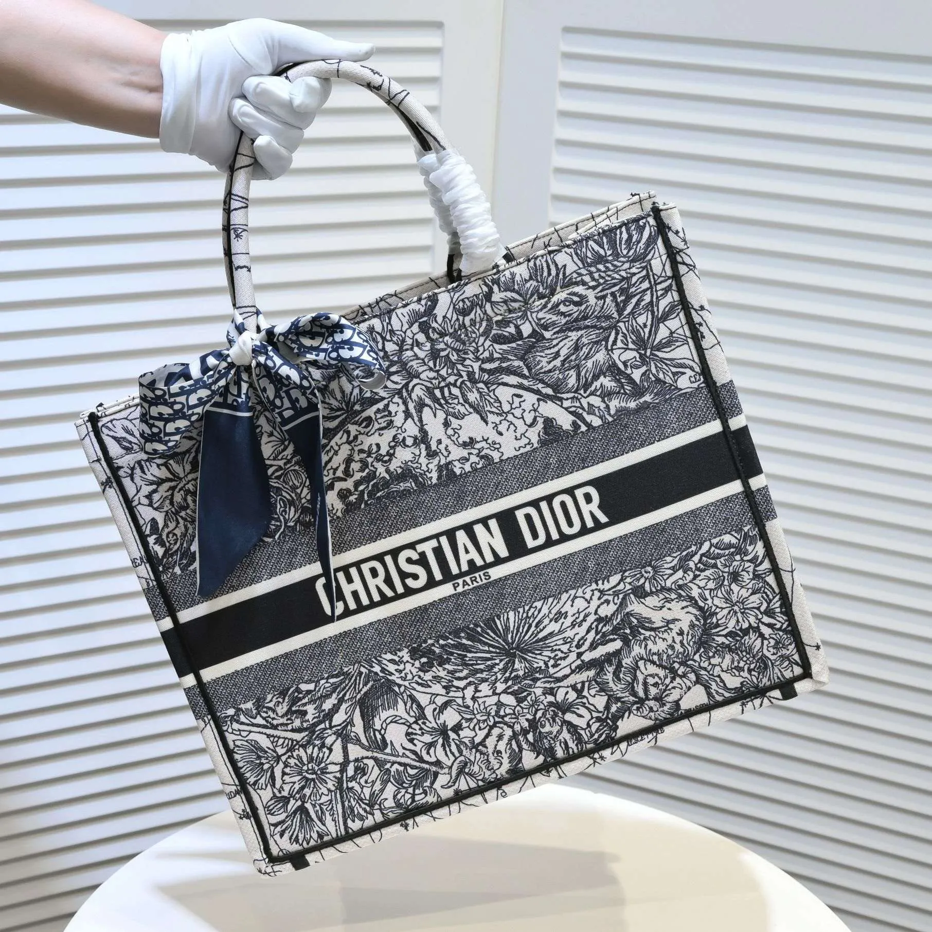 💰360￥With silk scarf, large size🔥 embroidered edge🔜Dior new shopping bag at Dior counter! Counters are updated simultaneously! Limited edition of the same style as the stars! Super stylish! Imported fabric👍high-end quality! You can go in and out of the counters at will without any pressure! The first choice for going out with super large capacity👍 Model: 8033 Size: 41*14*32cm