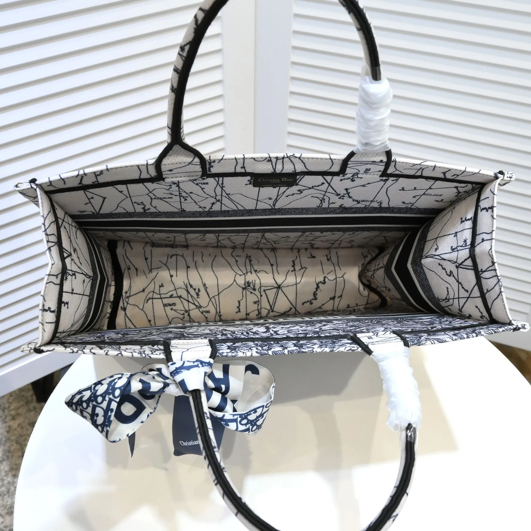 💰360￥With silk scarf, large size🔥 embroidered edge🔜Dior new shopping bag at Dior counter! Counters are updated simultaneously! Limited edition of the same style as the stars! Super stylish! Imported fabric👍high-end quality! You can go in and out of the counters at will without any pressure! The first choice for going out with super large capacity👍 Model: 8033 Size: 41*14*32cm